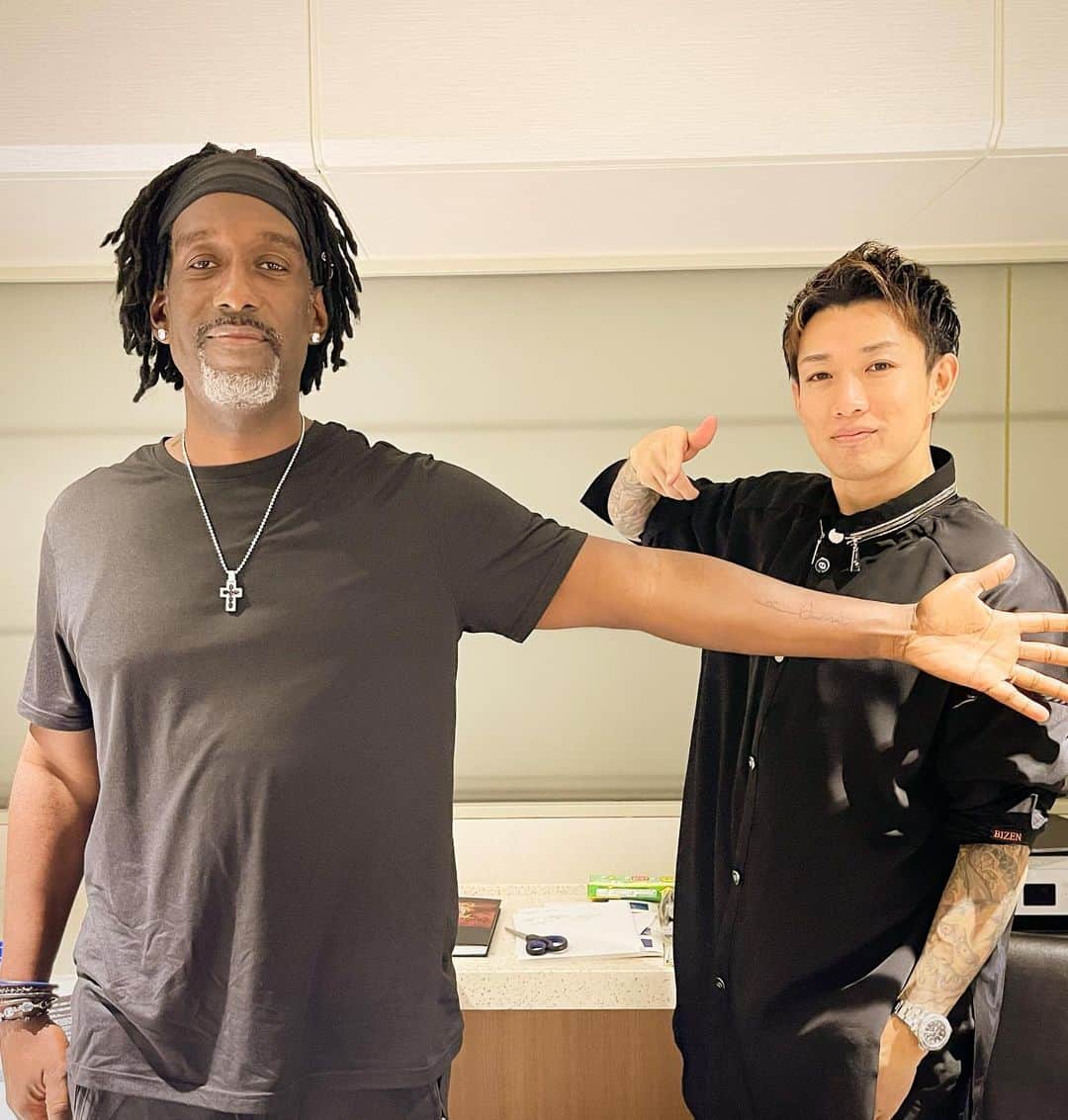 彫師美漸さんのインスタグラム写真 - (彫師美漸Instagram)「@wanyamorris @shawnstockmanofficial  Thank you so much🤝 ・ 人生初の東京ドームでのタトゥー施術！ 皆んな気さくで楽しく、歌を歌ったり会話を楽しみながらのタトゥー施術😆🎵 最高な時間でした✨ ・ @exile_atsushi_official ありがとうございました🙏 ・ #boyziimen #ボーイズIIメン #EXILE #刺青 #彫師 #美漸 #彫師美漸 #表参道 #原宿 #原宿タトゥー #タトゥー #東京タトゥー #Bizenarttattoostudio #tokyo #tattoo #art #fashion #bizenart #bizen #문신　#Bizentattoo  #tattooer #tattooist #tattooartist #tattooart #tattoostudio #japanesetattoo」12月21日 19時32分 - bizentattoo