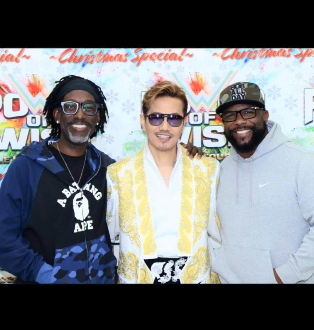 彫師美漸さんのインスタグラム写真 - (彫師美漸Instagram)「@wanyamorris @shawnstockmanofficial  Thank you so much🤝 ・ 人生初の東京ドームでのタトゥー施術！ 皆んな気さくで楽しく、歌を歌ったり会話を楽しみながらのタトゥー施術😆🎵 最高な時間でした✨ ・ @exile_atsushi_official ありがとうございました🙏 ・ #boyziimen #ボーイズIIメン #EXILE #刺青 #彫師 #美漸 #彫師美漸 #表参道 #原宿 #原宿タトゥー #タトゥー #東京タトゥー #Bizenarttattoostudio #tokyo #tattoo #art #fashion #bizenart #bizen #문신　#Bizentattoo  #tattooer #tattooist #tattooartist #tattooart #tattoostudio #japanesetattoo」12月21日 19時32分 - bizentattoo