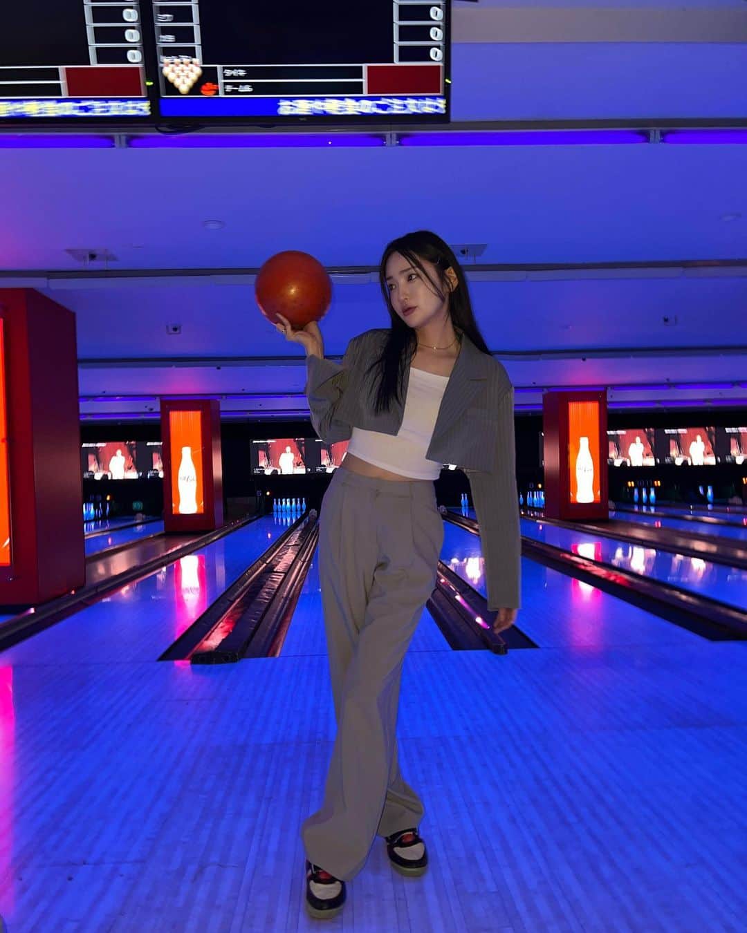 佐藤かよさんのインスタグラム写真 - (佐藤かよInstagram)「🎳🖤🖤🖤 写真で伝わる、へたくそ感 😂 でも、楽しかった！！ . Not super bowling girl. .」12月21日 20時18分 - satokayo1226