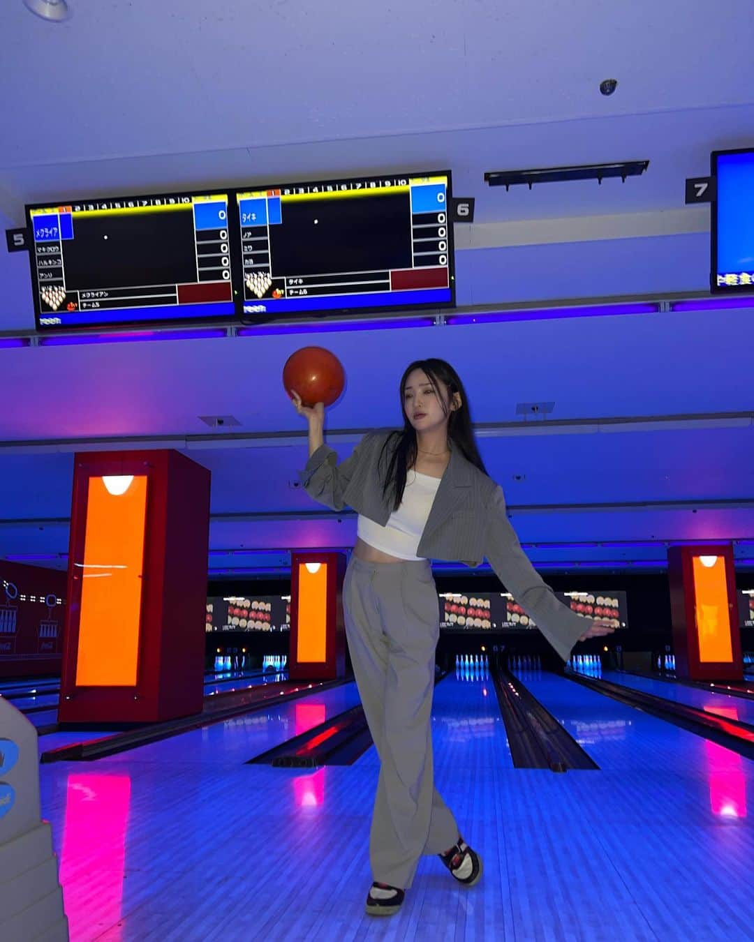 佐藤かよさんのインスタグラム写真 - (佐藤かよInstagram)「🎳🖤🖤🖤 写真で伝わる、へたくそ感 😂 でも、楽しかった！！ . Not super bowling girl. .」12月21日 20時18分 - satokayo1226