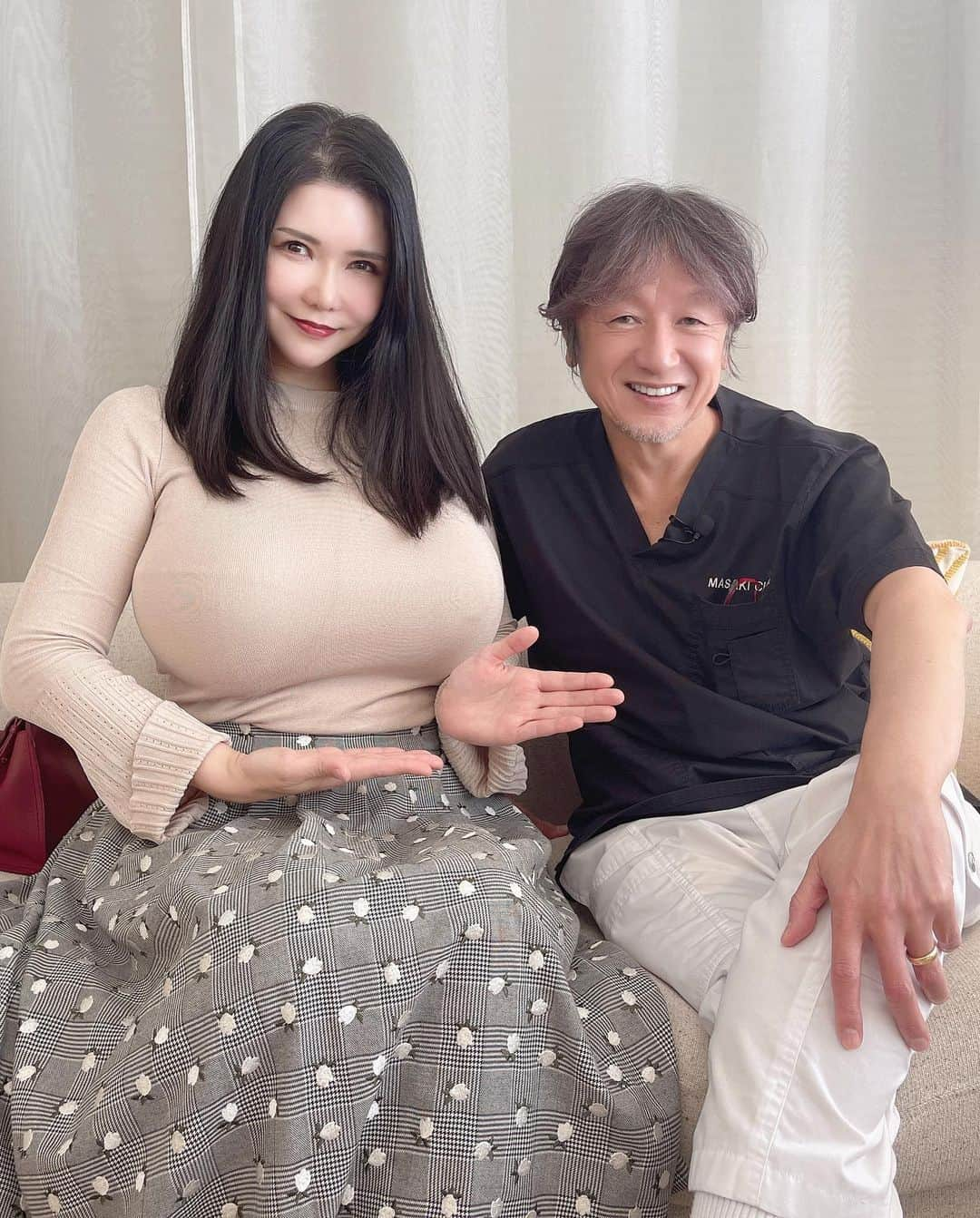 沖田杏梨さんのインスタグラム写真 - (沖田杏梨Instagram)「I'm on @masakiclinic 's Youtube Channel. Japan's most important leader of the Cosmetic surgeons @dr_masaki injected hyaluronic acid with a great safe and success.  Take a look!  私は真崎医院のユーチューブチャンネルに出演しました。美容整形外科医の日本で最も重要なリーダー真崎信行先生。 一見簡単なヒアルロン酸ですが、 安易に打つ事のその危険性と単に打つだけではない外科医ならではの観点で私の悩みの解消の成功を収めています。 今まで解消した事はありませんでしたが、今回綺麗になってびっくり。 痛い手術をしなくても綺麗になれた。 ぜひ見て下さい！  #真崎医院 #ヒアルロン酸 #美容外科医 #美容外科 #美容整形 #hyarulonicacid  #cosmeticsurgery  #youtube #PR」12月21日 20時39分 - anri_okita