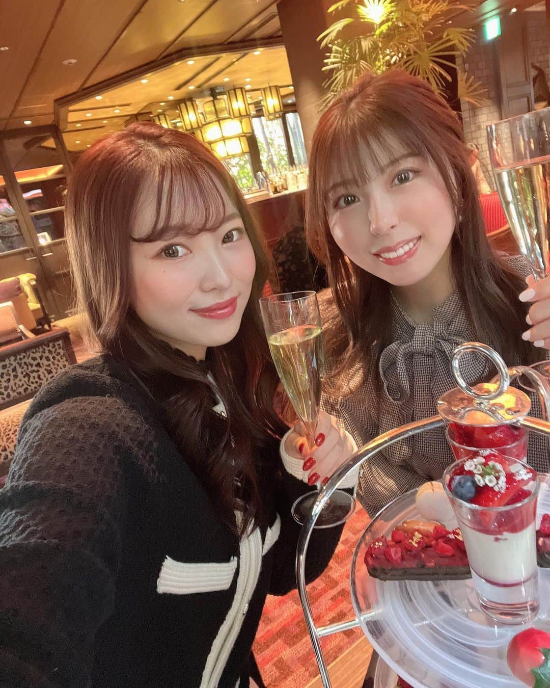 清里千聖さんのインスタグラム写真 - (清里千聖Instagram)「. #🫖 #🎄  ( @thekawabunnagoya )のアフタヌーンティー🥺💕 ランチやディナーではお伺いしたことありましたが 河文さんのアフタヌーンティーは初🥺🍓💕 とても気になっていたので嬉しい💕 緑に囲まれた中庭を眺めながらのアフタヌーンティーは 贅沢な時間でクリスマスシーズンなので苺やピスタチオの スイーツが堪能できました🥹❤︎ 夜の雰囲気も幻想的で素敵ですが🌌 明るい時間帯は女子会にもぴったり🥰🥂  【開催日程】 水・木・金 【開催時間】 11:00 / 13:00 / 15:00 ＊日によって開催時間が異なる場合があり みなさんも女子会やクリスマスデートにぜひ🎅🫶🏻💕 #THEKAWABUNNAGOYA #河文 #アフタヌーンティー」12月21日 20時49分 - chiseikiyosato