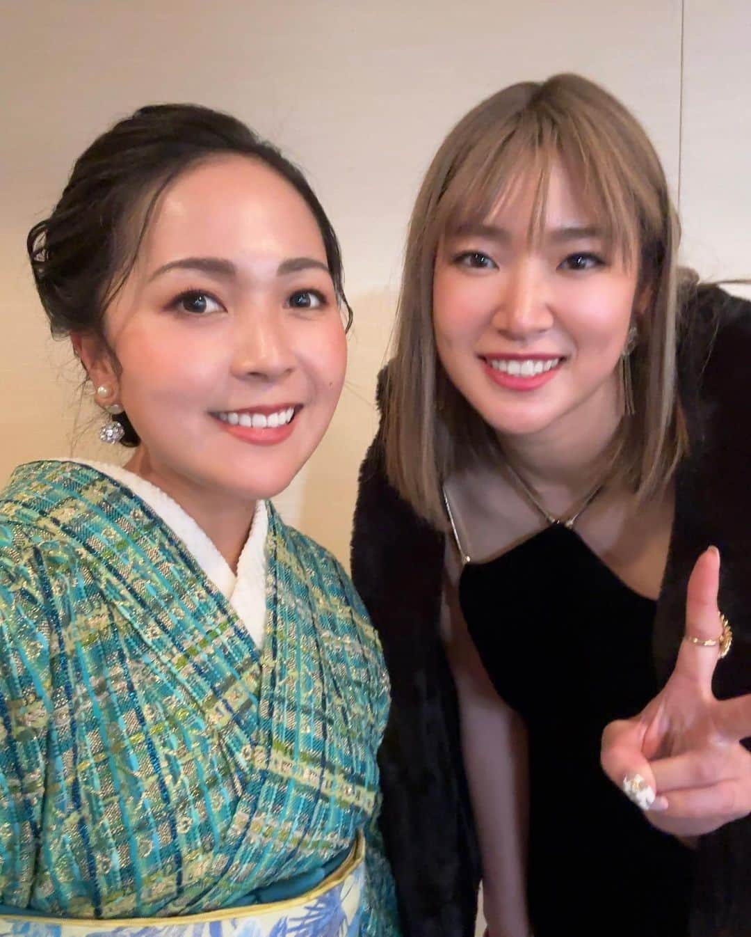 青木瀬令奈さんのインスタグラム写真 - (青木瀬令奈Instagram)「. #jlpgaアワード2022  . 今年もまた優勝してここに来れたことに 感謝の気持ちでいっぱいです🥹⛳️ 皆様いつも応援ありがとうございます🙇🙇 . 今年のアワードは 👘( @sumire_ishioka )さんの ツイードのお着物がぜひ着たい！🥹と 以前よりインスタで拝見して お着物から小物ひとつひとつが とても素敵だなと思っていて 同郷で年も近いことから 応援しておりまして、 ご連絡したところ、快く承諾して下さり 沢山あるなかから こちらのお着物にさせて頂きました🙇🤍 . 青み系のグリーンで 金の糸が使われているので ライトに当たるとキラキラと輝き パーティや華やかな場に相応しく とても好評頂きました🥹 成人式以来のお着物でしたが 今後もぜひ着ていけたらと思います😊🤍 . みんなとお写真撮れて嬉しかったです😘 . #jlpga  #lpga  #golf  #ゴルフ　 #アワード　 #着物　 #sumireishioka  #ツイード着物　 #ツイードきもの」12月21日 21時22分 - serenaaoki_official