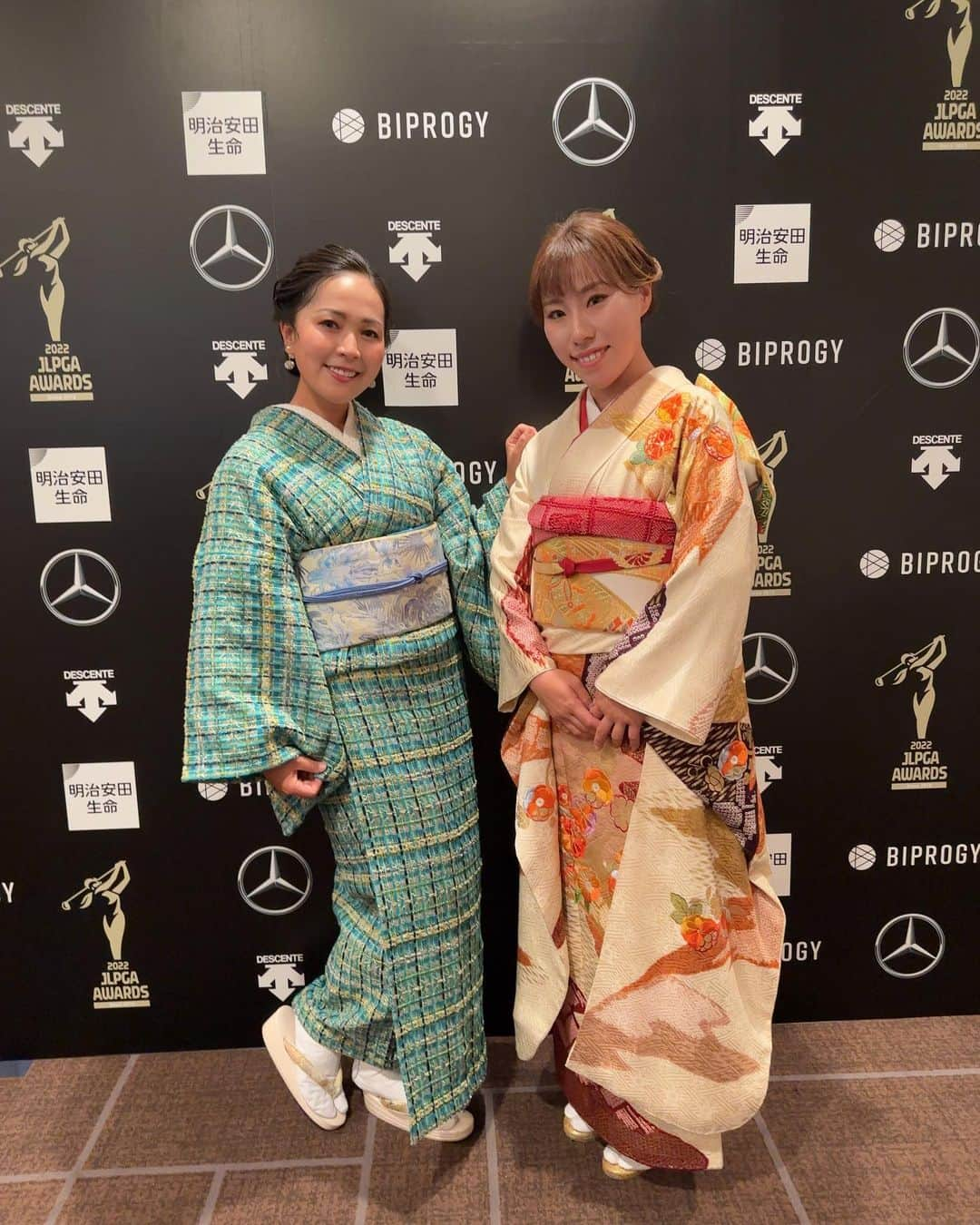 青木瀬令奈さんのインスタグラム写真 - (青木瀬令奈Instagram)「. #jlpgaアワード2022  . 今年もまた優勝してここに来れたことに 感謝の気持ちでいっぱいです🥹⛳️ 皆様いつも応援ありがとうございます🙇🙇 . 今年のアワードは 👘( @sumire_ishioka )さんの ツイードのお着物がぜひ着たい！🥹と 以前よりインスタで拝見して お着物から小物ひとつひとつが とても素敵だなと思っていて 同郷で年も近いことから 応援しておりまして、 ご連絡したところ、快く承諾して下さり 沢山あるなかから こちらのお着物にさせて頂きました🙇🤍 . 青み系のグリーンで 金の糸が使われているので ライトに当たるとキラキラと輝き パーティや華やかな場に相応しく とても好評頂きました🥹 成人式以来のお着物でしたが 今後もぜひ着ていけたらと思います😊🤍 . みんなとお写真撮れて嬉しかったです😘 . #jlpga  #lpga  #golf  #ゴルフ　 #アワード　 #着物　 #sumireishioka  #ツイード着物　 #ツイードきもの」12月21日 21時22分 - serenaaoki_official