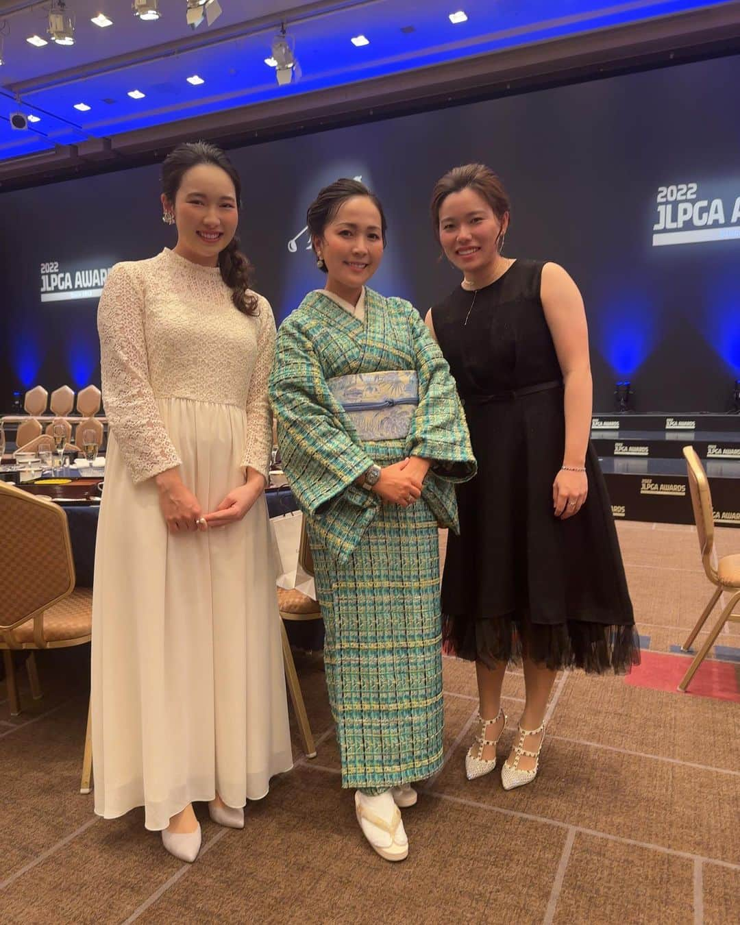 青木瀬令奈さんのインスタグラム写真 - (青木瀬令奈Instagram)「. #jlpgaアワード2022  . 今年もまた優勝してここに来れたことに 感謝の気持ちでいっぱいです🥹⛳️ 皆様いつも応援ありがとうございます🙇🙇 . 今年のアワードは 👘( @sumire_ishioka )さんの ツイードのお着物がぜひ着たい！🥹と 以前よりインスタで拝見して お着物から小物ひとつひとつが とても素敵だなと思っていて 同郷で年も近いことから 応援しておりまして、 ご連絡したところ、快く承諾して下さり 沢山あるなかから こちらのお着物にさせて頂きました🙇🤍 . 青み系のグリーンで 金の糸が使われているので ライトに当たるとキラキラと輝き パーティや華やかな場に相応しく とても好評頂きました🥹 成人式以来のお着物でしたが 今後もぜひ着ていけたらと思います😊🤍 . みんなとお写真撮れて嬉しかったです😘 . #jlpga  #lpga  #golf  #ゴルフ　 #アワード　 #着物　 #sumireishioka  #ツイード着物　 #ツイードきもの」12月21日 21時22分 - serenaaoki_official