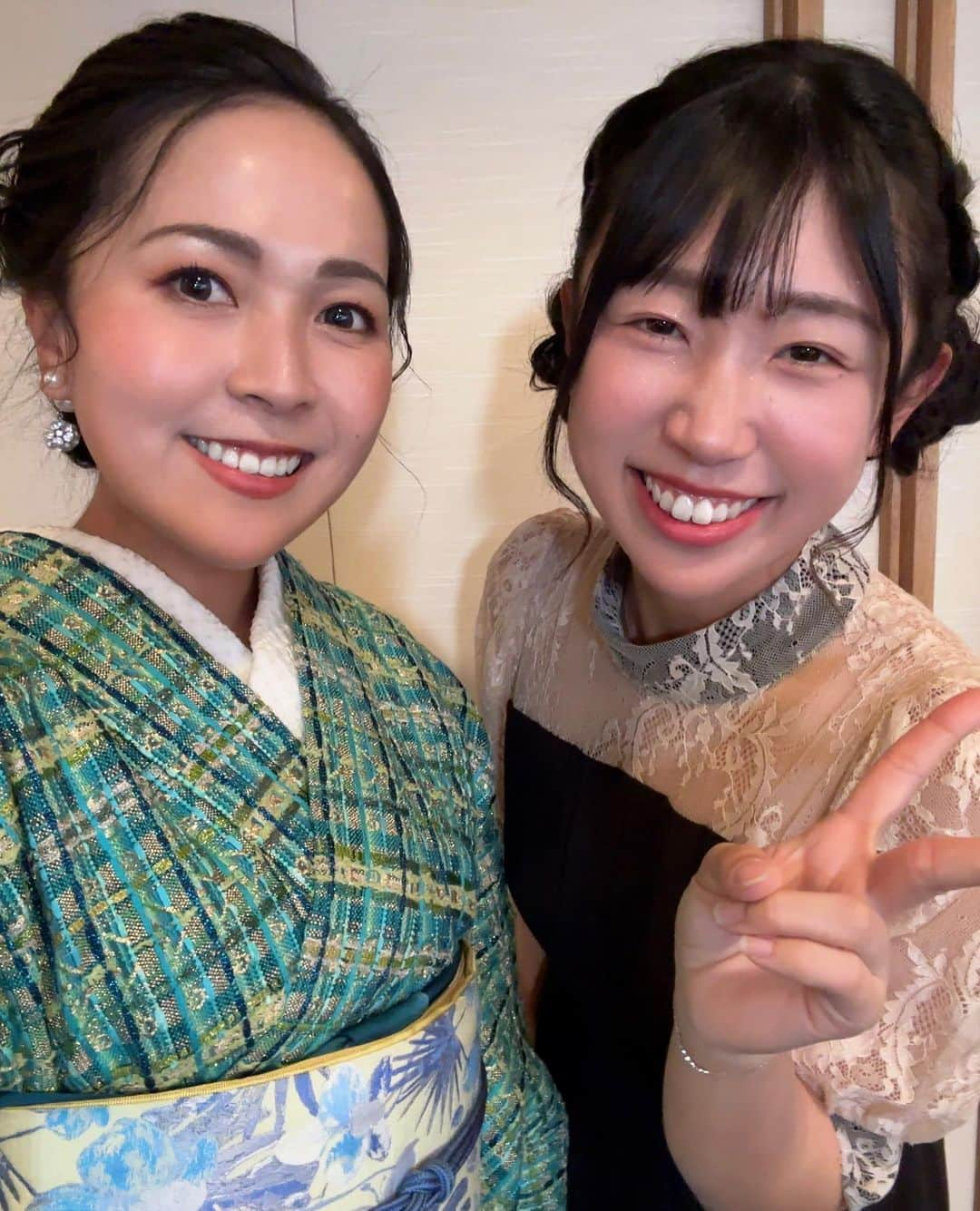 青木瀬令奈さんのインスタグラム写真 - (青木瀬令奈Instagram)「. #jlpgaアワード2022  . 今年もまた優勝してここに来れたことに 感謝の気持ちでいっぱいです🥹⛳️ 皆様いつも応援ありがとうございます🙇🙇 . 今年のアワードは 👘( @sumire_ishioka )さんの ツイードのお着物がぜひ着たい！🥹と 以前よりインスタで拝見して お着物から小物ひとつひとつが とても素敵だなと思っていて 同郷で年も近いことから 応援しておりまして、 ご連絡したところ、快く承諾して下さり 沢山あるなかから こちらのお着物にさせて頂きました🙇🤍 . 青み系のグリーンで 金の糸が使われているので ライトに当たるとキラキラと輝き パーティや華やかな場に相応しく とても好評頂きました🥹 成人式以来のお着物でしたが 今後もぜひ着ていけたらと思います😊🤍 . みんなとお写真撮れて嬉しかったです😘 . #jlpga  #lpga  #golf  #ゴルフ　 #アワード　 #着物　 #sumireishioka  #ツイード着物　 #ツイードきもの」12月21日 21時22分 - serenaaoki_official