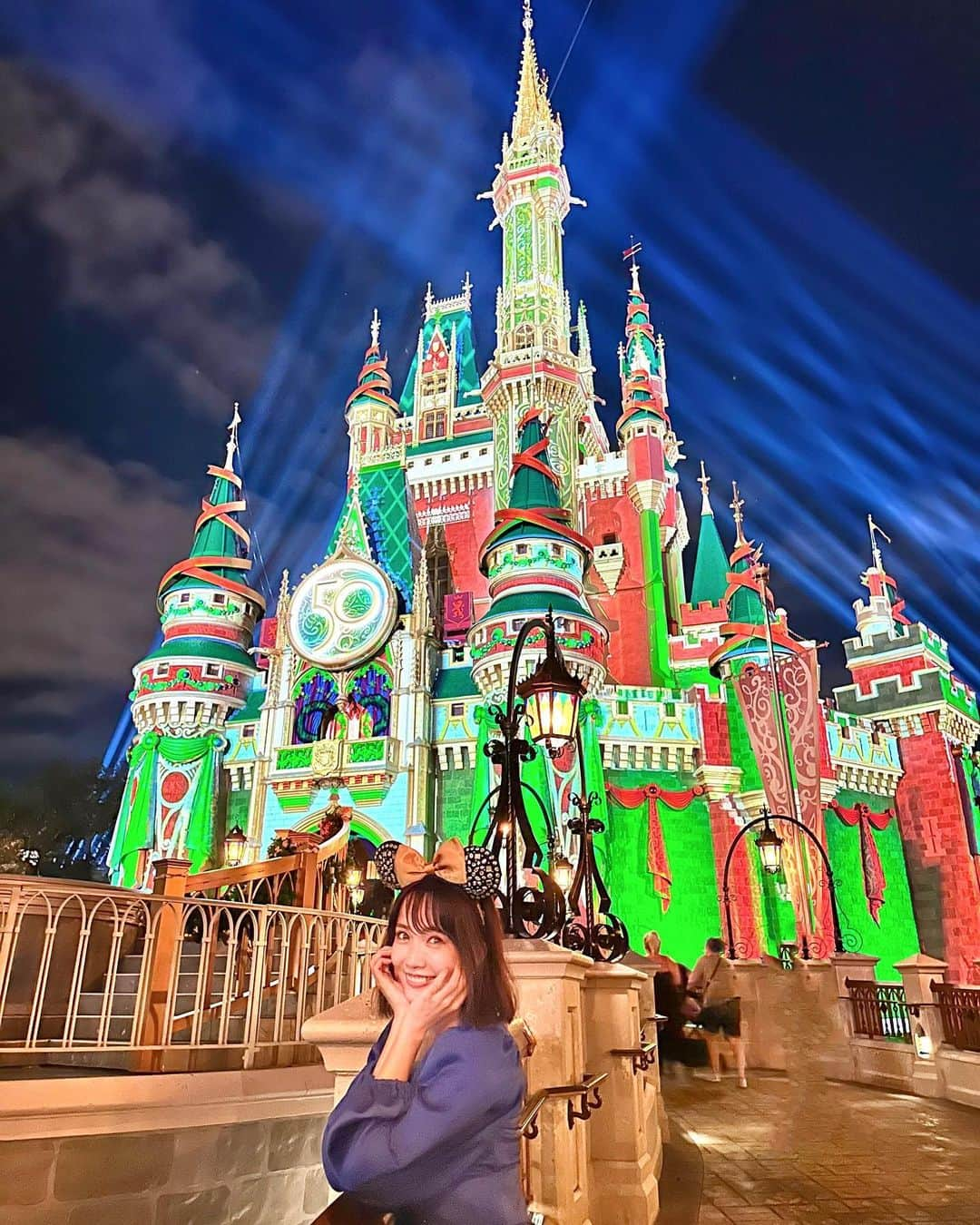 浅井麻里さんのインスタグラム写真 - (浅井麻里Instagram)「🏰WDW✨クリスマスデコレーション🏰 ⁡ WDWのシンデレラ城は、 夜のキャッスルショー〝Enchantmet〟が終わった後 クリスマスのデコレーションに切り替わって とっても可愛いのー！❤️😍🎄 ⁡ しかもこのイルミネーション始まってしばらくは プロジェクションマッピングになってて、 デコレーションが動いてた♬😳 ⁡ 昼間の青の50周年デコレーションも好きだけど、 リボン巻かれてたりして可愛いこっちも好き💕🎀 ⁡ 水面に映った、鏡シンデレラ城も素敵だったから 動画と一緒にのせとく✨🏰 (動画2個あるよ⏩) ⁡ ⁡ #ウォルトディズニーワールド50周年 #ディズニーワールド #wdw50周年 #ディズニーワールド50周年 #ウォルトディズニーワールド #フロリダディズニー #海外ディズニー #wdw #waltdisneyworld #wdw50 #wdw50thanniversary #フロリダ #オーランド #ディズニーコーデ #ディズニーランドリゾート #ディズニーワールド  #マジックキングダム #海外旅行 #アメリカ旅行 #ディズニー旅行 #クリスマスディズニー #ディズニークリスマス #クリスマスイルミネーション #プロジェクションマッピング #Christmasdisney #disneyChristmas #wdwomari」12月21日 22時01分 - mari_asai_625