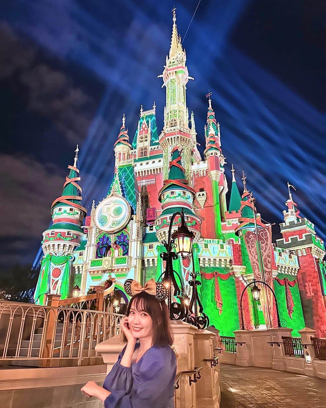 浅井麻里さんのインスタグラム写真 - (浅井麻里Instagram)「🏰WDW✨クリスマスデコレーション🏰 ⁡ WDWのシンデレラ城は、 夜のキャッスルショー〝Enchantmet〟が終わった後 クリスマスのデコレーションに切り替わって とっても可愛いのー！❤️😍🎄 ⁡ しかもこのイルミネーション始まってしばらくは プロジェクションマッピングになってて、 デコレーションが動いてた♬😳 ⁡ 昼間の青の50周年デコレーションも好きだけど、 リボン巻かれてたりして可愛いこっちも好き💕🎀 ⁡ 水面に映った、鏡シンデレラ城も素敵だったから 動画と一緒にのせとく✨🏰 (動画2個あるよ⏩) ⁡ ⁡ #ウォルトディズニーワールド50周年 #ディズニーワールド #wdw50周年 #ディズニーワールド50周年 #ウォルトディズニーワールド #フロリダディズニー #海外ディズニー #wdw #waltdisneyworld #wdw50 #wdw50thanniversary #フロリダ #オーランド #ディズニーコーデ #ディズニーランドリゾート #ディズニーワールド  #マジックキングダム #海外旅行 #アメリカ旅行 #ディズニー旅行 #クリスマスディズニー #ディズニークリスマス #クリスマスイルミネーション #プロジェクションマッピング #Christmasdisney #disneyChristmas #wdwomari」12月21日 22時01分 - mari_asai_625