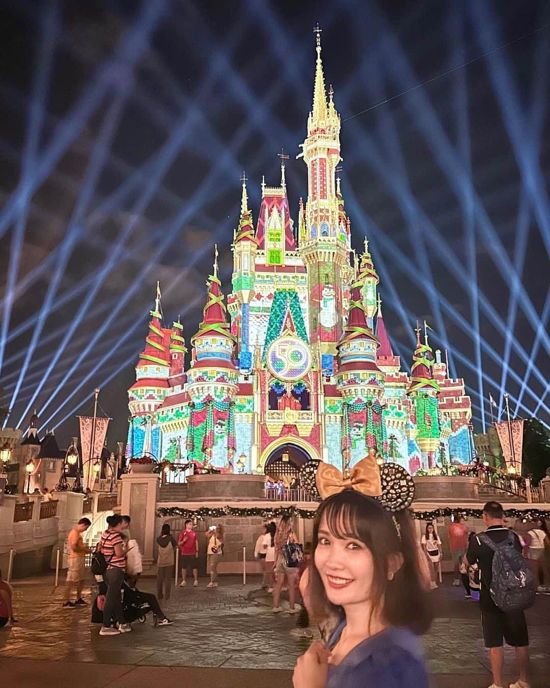 浅井麻里さんのインスタグラム写真 - (浅井麻里Instagram)「🏰WDW✨クリスマスデコレーション🏰 ⁡ WDWのシンデレラ城は、 夜のキャッスルショー〝Enchantmet〟が終わった後 クリスマスのデコレーションに切り替わって とっても可愛いのー！❤️😍🎄 ⁡ しかもこのイルミネーション始まってしばらくは プロジェクションマッピングになってて、 デコレーションが動いてた♬😳 ⁡ 昼間の青の50周年デコレーションも好きだけど、 リボン巻かれてたりして可愛いこっちも好き💕🎀 ⁡ 水面に映った、鏡シンデレラ城も素敵だったから 動画と一緒にのせとく✨🏰 (動画2個あるよ⏩) ⁡ ⁡ #ウォルトディズニーワールド50周年 #ディズニーワールド #wdw50周年 #ディズニーワールド50周年 #ウォルトディズニーワールド #フロリダディズニー #海外ディズニー #wdw #waltdisneyworld #wdw50 #wdw50thanniversary #フロリダ #オーランド #ディズニーコーデ #ディズニーランドリゾート #ディズニーワールド  #マジックキングダム #海外旅行 #アメリカ旅行 #ディズニー旅行 #クリスマスディズニー #ディズニークリスマス #クリスマスイルミネーション #プロジェクションマッピング #Christmasdisney #disneyChristmas #wdwomari」12月21日 22時01分 - mari_asai_625