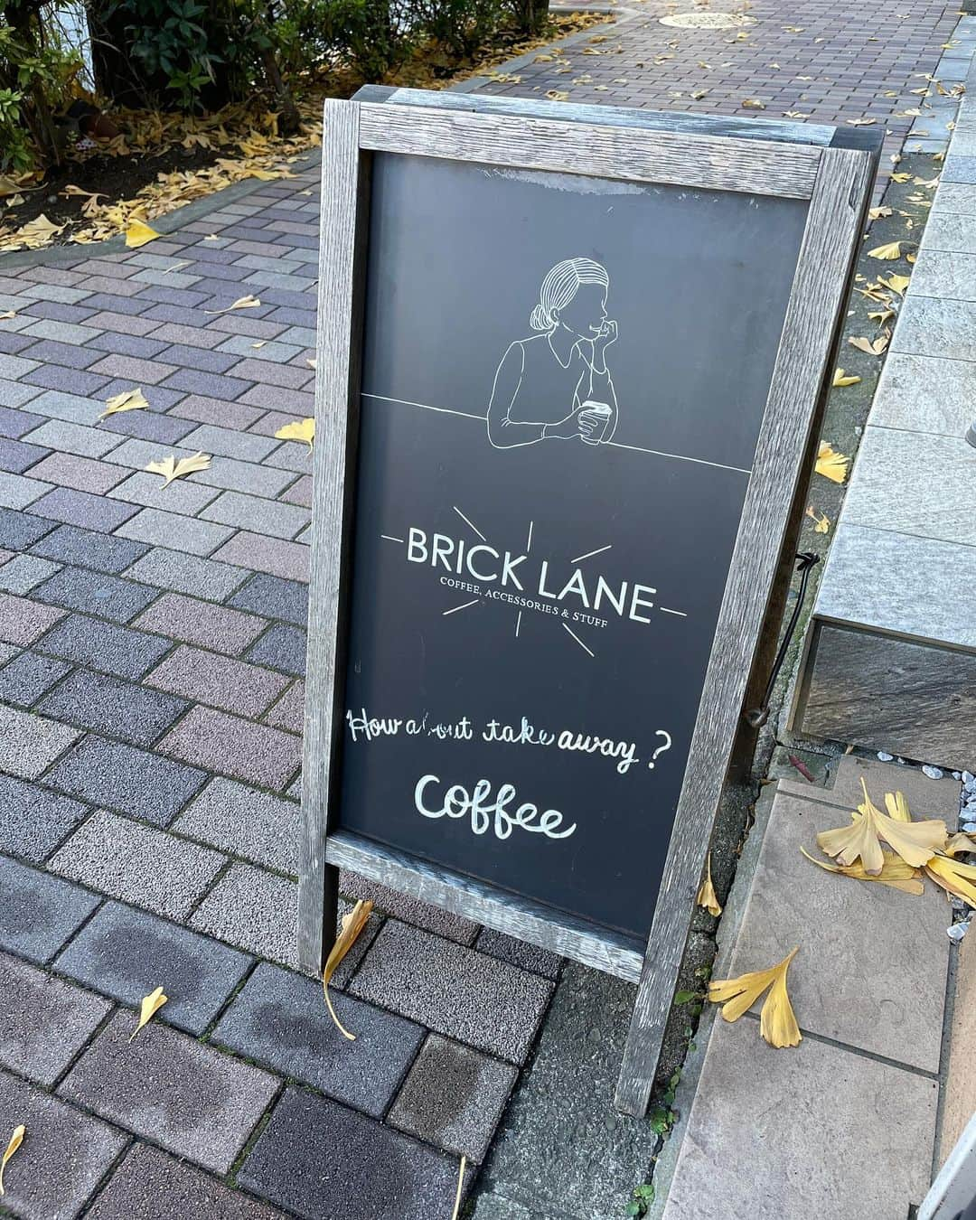 伊藤沙織さんのインスタグラム写真 - (伊藤沙織Instagram)「📍BRICK LANE  たくさんお散歩した日🚶‍♀️ 寒かったけど @natsukoakahani & @mystywoman_com のコラボコートに付いているバラクラバを被るとだいぶあったかい🫶🥹 バラクラバはなしでもまた違った雰囲気で着れるよ◎  シルエットもミドル丈のAラインでゆるっと可愛い🥰  #バラクラバ付きミドルコート」12月21日 22時45分 - saori__ito