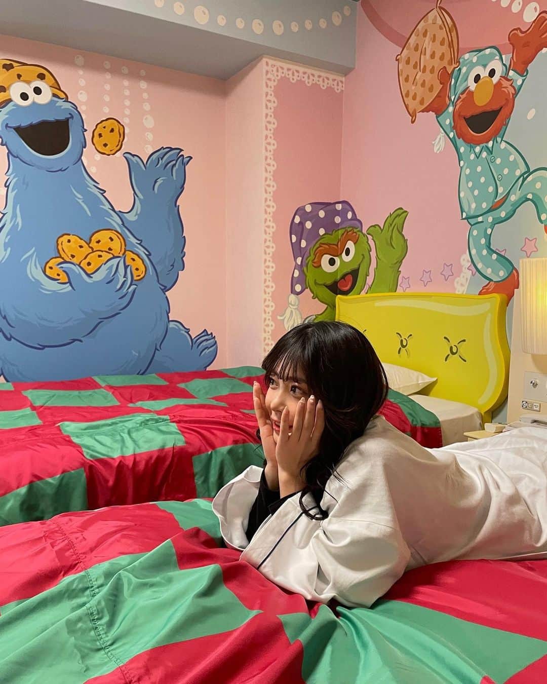 内山優花さんのインスタグラム写真 - (内山優花Instagram)「ホテルでの写真🤳🏼💕 セサミたちいっぱいでかわいすぎた。🍪  気づいたら1番に寝てました🙋🏻‍♀️笑  #USJ #超元気特区 #NOLIMIT #PR」12月21日 22時53分 - yuka3l7