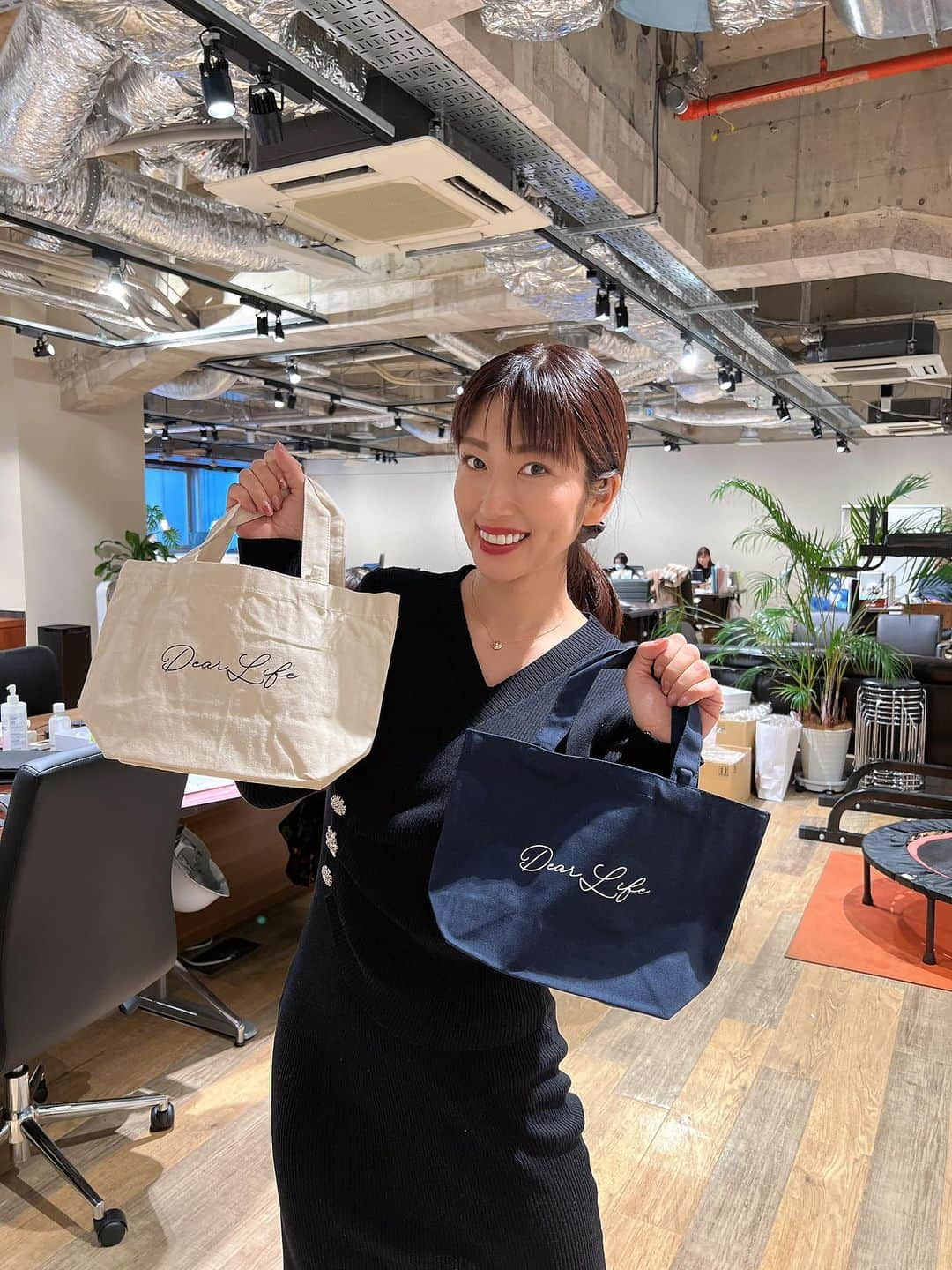 庄司ゆうこさんのインスタグラム写真 - (庄司ゆうこInstagram)「ディアライフのエコバッグ❣️ 2色展開で紺は男性からも人気です✨ 挨拶まわりのときにお渡しするととても喜ばれています(^^)  そして @dearlife_agency ディアライフエージェンシーでは、来月大手町にある、大手企業様でマンションギャラリーの受付や誘導、お茶出しする女性を探しています！！ 特に土日や祝日入れる方が嬉しいですが、平日だけでも大丈夫です^ ^ 未経験者、経験者によって若干時給が変わってきますので、ご相談ください🌟 アルバイト探している方、大手町以外にもたくさんのエリアでモデルルームやマンションコンシェルジュの案件などありますので少しでも興味がある方、コメントかメッセージください🤗 こちらのインスタもフォロー宜しくね💓 @dearlife_agency  #エコバッグ#挨拶回り #お歳暮#アルバイト募集#マンションギャラリー#モデルルーム#マンションコンシェルジュ#大手町」12月21日 23時00分 - yuko.shoji