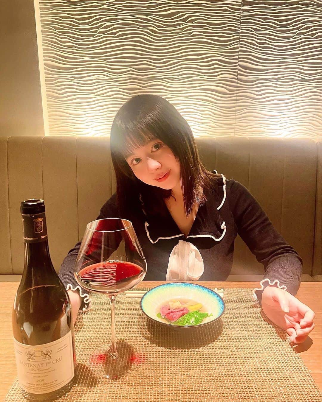 綾瀬りえさんのインスタグラム写真 - (綾瀬りえInstagram)「salon du kuma3 Kitashinchi  It was very delicious and cute 🥰 There is a private room,I feel so relieved and relax！  Clerk is very friendly. I wanna go again✨  (I post again 🙇‍♀️)  salon du kuma3 北新地にいきました✨とても美味しいし何よりかわいいの！完全個室やから安心やしリラックスしたあ！  店員さんも親しみやすいし！また行きたいなぁ✨  (あげ直しました🙇‍♀️)  #salondukuma3北新地 #北新地 #北新地グルメ #ディナー #美味しい #グルメ #肉 #会員制 #dinner #kitashinchi #foodstagram #foodie #goodvibes #delicious #cute #インスタ映え #美味しい #個室 #創作料理 #料理 #肉懐石」12月22日 6時40分 - ayase1013rie