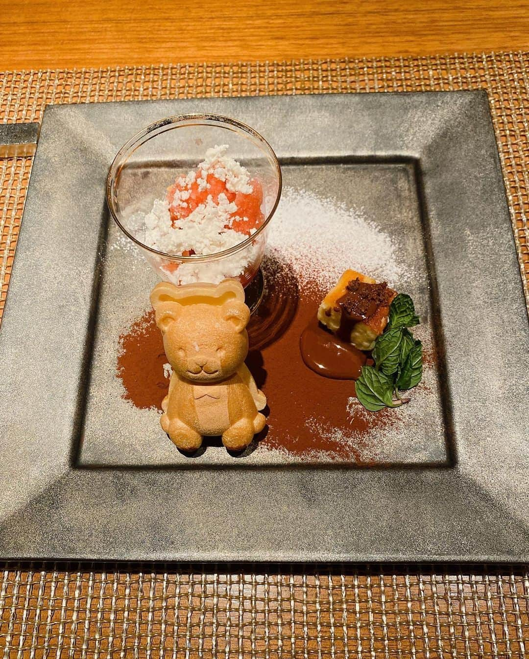 綾瀬りえさんのインスタグラム写真 - (綾瀬りえInstagram)「salon du kuma3 Kitashinchi  It was very delicious and cute 🥰 There is a private room,I feel so relieved and relax！  Clerk is very friendly. I wanna go again✨  (I post again 🙇‍♀️)  salon du kuma3 北新地にいきました✨とても美味しいし何よりかわいいの！完全個室やから安心やしリラックスしたあ！  店員さんも親しみやすいし！また行きたいなぁ✨  (あげ直しました🙇‍♀️)  #salondukuma3北新地 #北新地 #北新地グルメ #ディナー #美味しい #グルメ #肉 #会員制 #dinner #kitashinchi #foodstagram #foodie #goodvibes #delicious #cute #インスタ映え #美味しい #個室 #創作料理 #料理 #肉懐石」12月22日 6時40分 - ayase1013rie