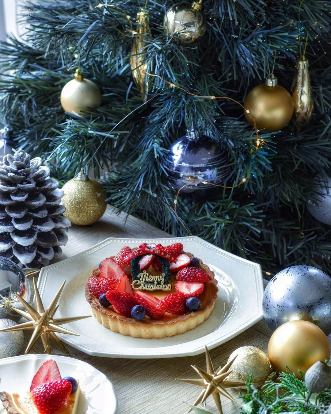 ハニャコさんのインスタグラム写真 - (ハニャコInstagram)「𓇬  クリスマスシーズン到来！  ツリーや飾りを見るだけでワクワクします♪  そんな 今月のモンテールアンバサダー テーマはもちろん【クリスマス】  モンテールの「窯焼きタルト・ベイクドチーズ」を使ってクリスマスケーキ風にアレンジ♪  ５種のチーズをブレンドした奥深い味わいのチーズ生地をタルトの生地と一緒に焼き上げた さっくり香ばしくて とっても食べやすいベイクドチーズタルト。  このタルトの上にイチゴをリースみたいにベリーと一緒にトッピングしてクリスマスピック添えるだけで本格的なクリスマスケーキ風に♡  ホイップクリームのトッピングとかもいいですし、 パッケージにあるように 雪だるまを作ってトッピングしたりするのも可愛い♡  食べやすいので家族の人数分用意して それぞれ違うトッピングして ワンホール独り占めして食べるのもいいな♪  いつでもどこでも手軽に楽しめる身近なモンテールの洋菓子をアレンジして ぜひぜひ気軽に美味しく楽しいクリスマススイーツ楽しんでみてください𓂃  #モンテール #スーパースイーツ #モンテールアンバサダー #窯焼きタルト #ベイクドチーズタルト #クリスマステーブル #クリスマススイーツ #クリスマスケーキ #CHRISTMAS#アレンジスイーツ  ===================================」12月22日 7時19分 - hanyacoro