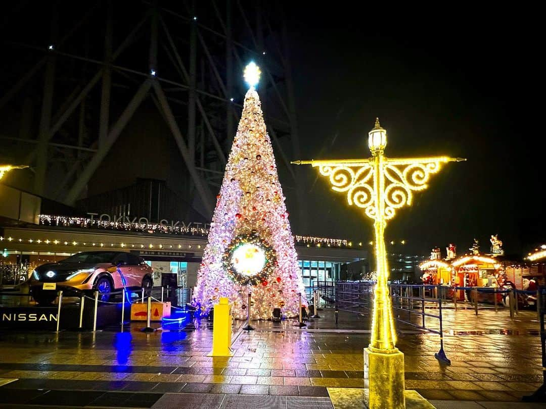 篠原梨菜さんのインスタグラム写真 - (篠原梨菜Instagram)「#朝5時の美味time クリスマスイベント中の東京スカイツリー🤶 美しいイルミネーション。ソラカラちゃんをあしらったツリー✨ ドイツのクリスマスマーケットを再現したお店も！🎄 フランクフルトとヴァイスヴルストを😋 外はカリッと、中はジューシーでお肉の旨味が弾ける！　 #早朝グルメ #thetime_tbs #東京スカイツリー #クリスマスマーケット #クリスマスツリー #フランクフルト #ヴァイスヴルスト #tbs」12月22日 8時33分 - shinorinatbs