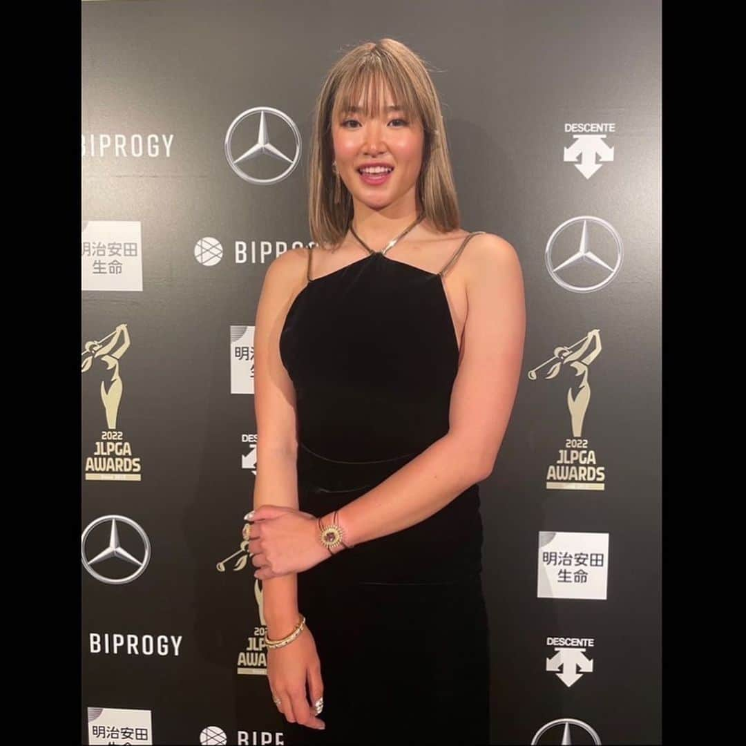 原英莉花さんのインスタグラム写真 - (原英莉花Instagram)「2022年JLPGA AWARDS 優勝者としてではなく ブライトナーとして賞を頂き 出席しました🥺 . また来年もブライトナー 継続させて頂きます。 この賞を頂くに相応しい 活動ができるよう 精進したいと思います🏆 . 色んなご意見お待ちしています👍🏽 . . そして 何より来年は 優勝者としても出席できるよう ベストを尽くします👑 . . ドレス @ralphlauren ジュエリー @grossejapan  . . #見えないけどヒール #多分15センチくらい  #188センチ #わお」12月22日 9時27分 - warriorsmilerika_9