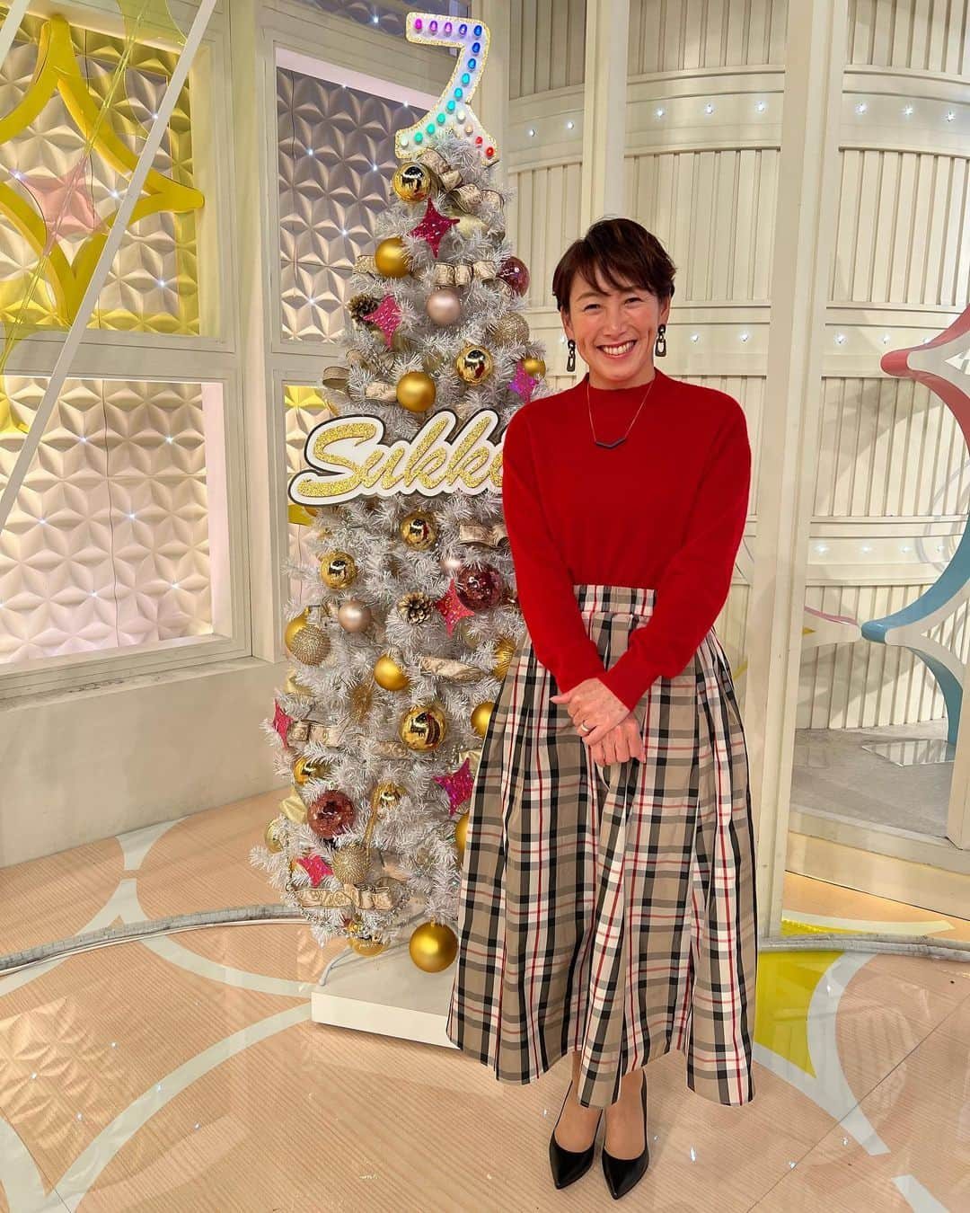 杉山愛さんのインスタグラム写真 - (杉山愛Instagram)「気分はすっかりクリスマス🎄 月曜日「スッキリ」の衣装です♪ #もうすぐクリスマス   トップスは #granyamaki  @granyamaki   ボトムスは @aries_official_acct  です✨」12月22日 10時54分 - aisugiyamaofficial