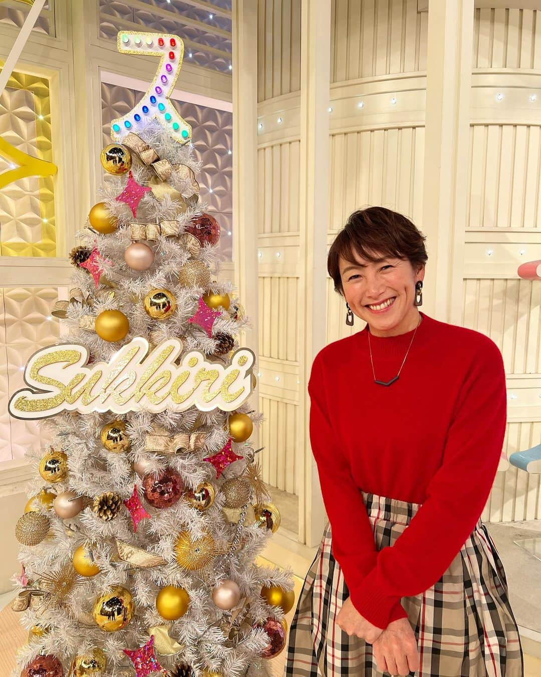 杉山愛さんのインスタグラム写真 - (杉山愛Instagram)「気分はすっかりクリスマス🎄 月曜日「スッキリ」の衣装です♪ #もうすぐクリスマス   トップスは #granyamaki  @granyamaki   ボトムスは @aries_official_acct  です✨」12月22日 10時54分 - aisugiyamaofficial