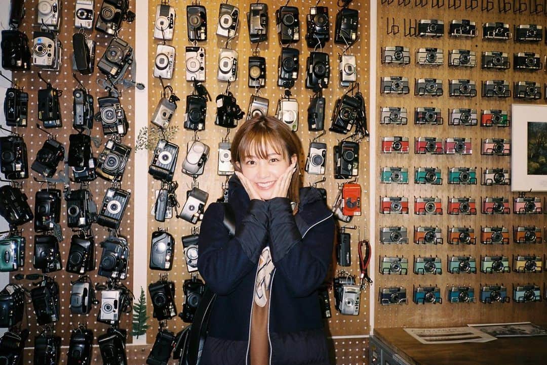 中川絵美里さんのインスタグラム写真 - (中川絵美里Instagram)「📷  1年前に興味を持ち始めてから 6台に増えました。  フィルムカメラばかりでしたが、直近で購入したのはレンズ交換式のデジタルカメラ。富士フイルムxe4はカメラとして楽しめるクオリティーがありながら手軽という天才👀(吾郎さんから教えていただきました…！) これから大活躍してもらいます。  どうしたって増え続けてしまうんですよね、 カメラとスニーカー。困ったものです。  2枚目はkyocera TD(カールツァイスレンズ)で撮った写真✌︎  #camera#filmcamera  #konicac35#olympuspenee3#nikonem#kyoceratd #fujifilmxe4#lumix」12月22日 11時24分 - emiri_nakagawa