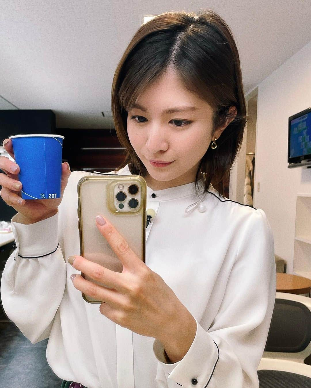 千葉真由佳さんのインスタグラム写真 - (千葉真由佳Instagram)「【朝コーヒーが沁みる〜☕️】  最近は放送の後、 熱々のコーヒーを いただいています。  まずブラックで飲んで、 じんわり苦味を味わったあと 少しだけ砂糖を入れて飲みます🤤  入れすぎないようにしたいけど スティックシュガーを持つ手がどんどん傾いて...1本入れてしまう日も🤫(甘いのもやっぱりおいしいですよね🤭)  早起きのみなさま 朝は何か飲みますか？  私はコーヒーのほかに 自宅でルイボスティーを 水筒に詰めて持ってきています！ お気に入りのマイボトルやお茶が たくさんあるので またご紹介します😊 寒い冬はホットドリンクで暖を🧣！  のんびり投稿いつも お付き合いくださりありがとうございます🌱  ではまた明日☺️  ●12/21（水）ピンクブラウス💓 INDIVI（トップス） @indivi__official #INDIVI #インディヴィ &. NOSTALGIA（スカート） @nostalgia_jp #nostalgiajp #ノスタルジア アネモネ（ピアス） @anemone_official #アネモネアクセ  ●12/22（木）グリーンスカート💚 La boutique BonBon （トップス、スカート） @la_boutique_bonbon_official #laboutiquebonbon #ラブティックボンボン  #TBS#THETIME' #TBSスパークル#キャスター #フリーアナウンサー #アナウンサー #アナウンサー衣装 #千葉真由佳 #冬コーデ#コーデ記録 #152cmコーデ#152cm #コーヒー#☕️#朝の時間」12月22日 12時45分 - mayuka.chiba