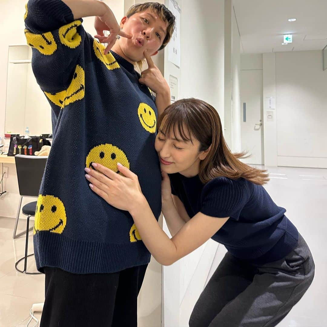 矢田亜希子さんのインスタグラム写真 - (矢田亜希子Instagram)「すっごく久しぶりにまさかのかりちゃん&本並さんに会えた❤️ 嬉しすぎたよ🫶妊婦さん姿のかりちゃん、お顔つきも優しい雰囲気溢れていて素敵だったな。しかし、体重増加も最低限みたいだしさすがだな。凄い！全然話し足りないから早くゆっくり会おうね！ #大好き#素敵夫婦#癒し#妊婦さんかりちゃん#お腹触らせてもらった💕#幸せ#やはりアスリートの方は凄いね#ちなみに私は出産日まで24キロくらい体重増加してたよw」12月22日 12時46分 - akiko_yada