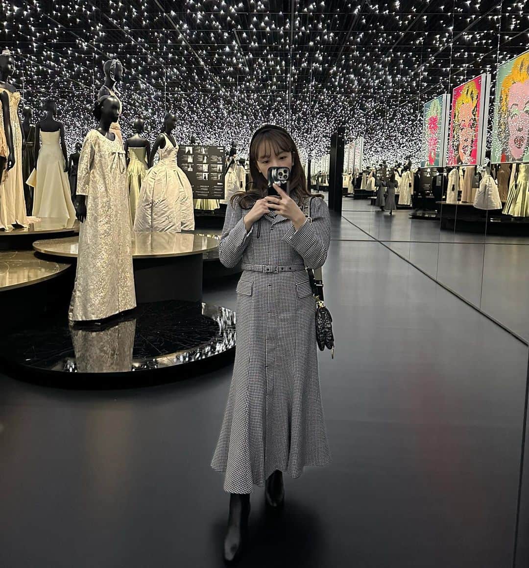 板野友美さんのインスタグラム写真 - (板野友美Instagram)「“クリスチャン・ディオール 夢のクチュリエ”展へ行って来ました🐈‍⬛🖤 メゾンブランドの中でもとっても好きなdiorの世界観🩰  私はChristian Dior  氏の歴史に残る デザインとMaria Grazia Chiuriのクラシカルで エレガントなデザインがとっても好きでした👢  そして、ひとつひとつのお部屋の細部にまでこだわっていて その場所にいるだけで、吸い込まれそうな感覚でした。  パリの展示も素敵だったけど、日本のも最高でした✨  東京都現代美術館にて 2022年12月21日から🌙*ﾟ  @Dior #Dior #ディオール  #DiorDesignerOfDreams」12月22日 13時07分 - tomo.i_0703