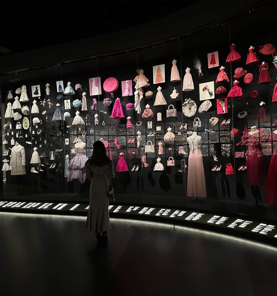 板野友美さんのインスタグラム写真 - (板野友美Instagram)「“クリスチャン・ディオール 夢のクチュリエ”展へ行って来ました🐈‍⬛🖤 メゾンブランドの中でもとっても好きなdiorの世界観🩰  私はChristian Dior  氏の歴史に残る デザインとMaria Grazia Chiuriのクラシカルで エレガントなデザインがとっても好きでした👢  そして、ひとつひとつのお部屋の細部にまでこだわっていて その場所にいるだけで、吸い込まれそうな感覚でした。  パリの展示も素敵だったけど、日本のも最高でした✨  東京都現代美術館にて 2022年12月21日から🌙*ﾟ  @Dior #Dior #ディオール  #DiorDesignerOfDreams」12月22日 13時07分 - tomo.i_0703