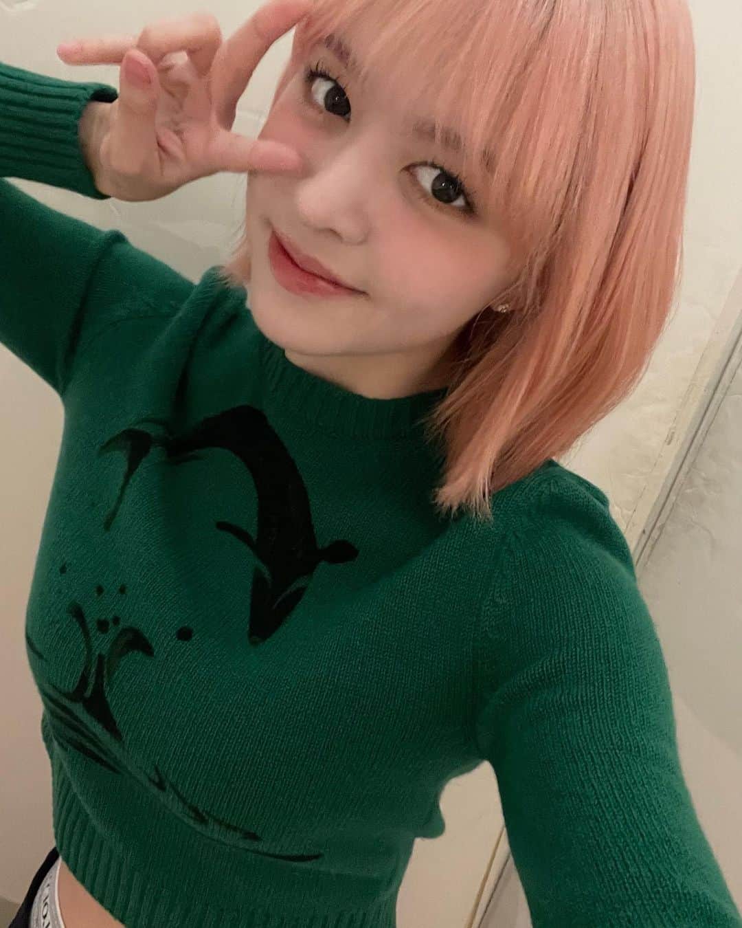 NMIXXさんのインスタグラム写真 - (NMIXXInstagram)「I thought it was a whale and I was like ohhh NSWER!! But turns out it’s a fish… #IseeNSWERseverywhere #NSWER #LOEWE #로에베 @loewe  #NMIXX #엔믹스 #LILY #릴리」12月22日 14時14分 - nmixx_official