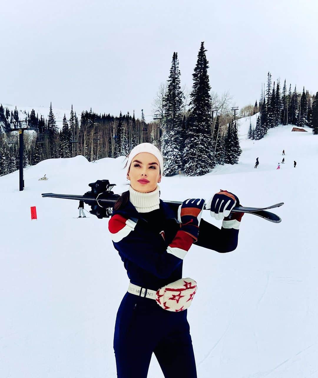 アレッサンドラ・アンブロジオさんのインスタグラム写真 - (アレッサンドラ・アンブロジオInstagram)「Ski Season is 🔛⛷️❄️  #ski #deervalley #winterwonderland #classic」12月22日 15時42分 - alessandraambrosio