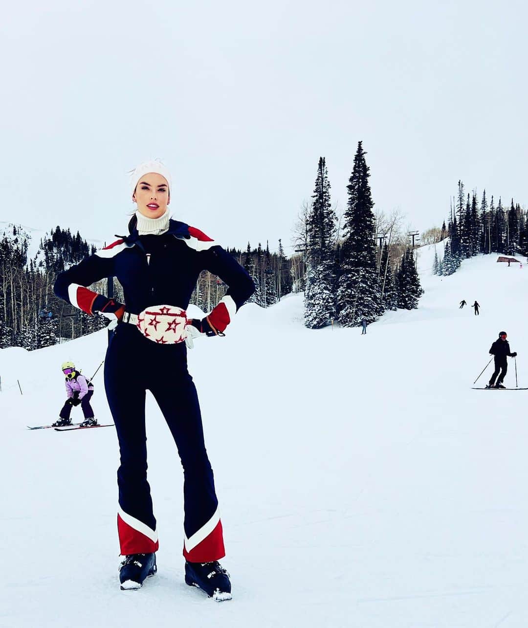 アレッサンドラ・アンブロジオさんのインスタグラム写真 - (アレッサンドラ・アンブロジオInstagram)「Ski Season is 🔛⛷️❄️  #ski #deervalley #winterwonderland #classic」12月22日 15時42分 - alessandraambrosio