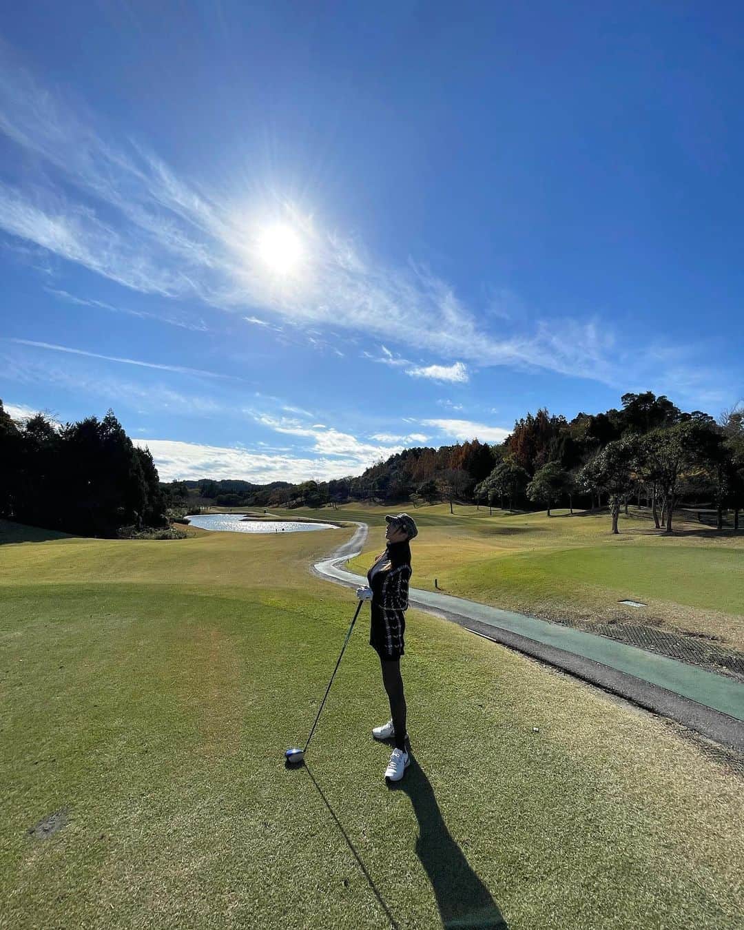 山崎みどりさんのインスタグラム写真 - (山崎みどりInstagram)「Golf day🏌️‍♀️  寒いかなーと思ってたけど 晴天のゴルフ日和であったかかった🤍  池恐怖症なのは相変わらず…  池が前にあったら お気に入りのオレンジボールをしまって 一番ボロいゴルフボールで打つのw （ボールはネオンオレンジがすき🍊）  この日のゴルフコーデは 千鳥格子ニットワンピ🧶♡  @shein_japan  Houndstooth Pattern Turtle Neck Belted Sweater Dress 【11511983】  📌Coupon Code【midori】  ～¥5,999 ...15%off  ¥6,000〜 ...20%off  @shein_japan   ──────────────────────────  #golf#golfwear #golfday#golfsneaker #golflife #golfgirls #ゴルフ女子 #ゴルフウェア #ゴルフコーデ #ゴルフ女子コーデ #golfstagram #golf女子 #花生カントリークラブ @sheinofficial」12月22日 15時46分 - midori_yamasaki_