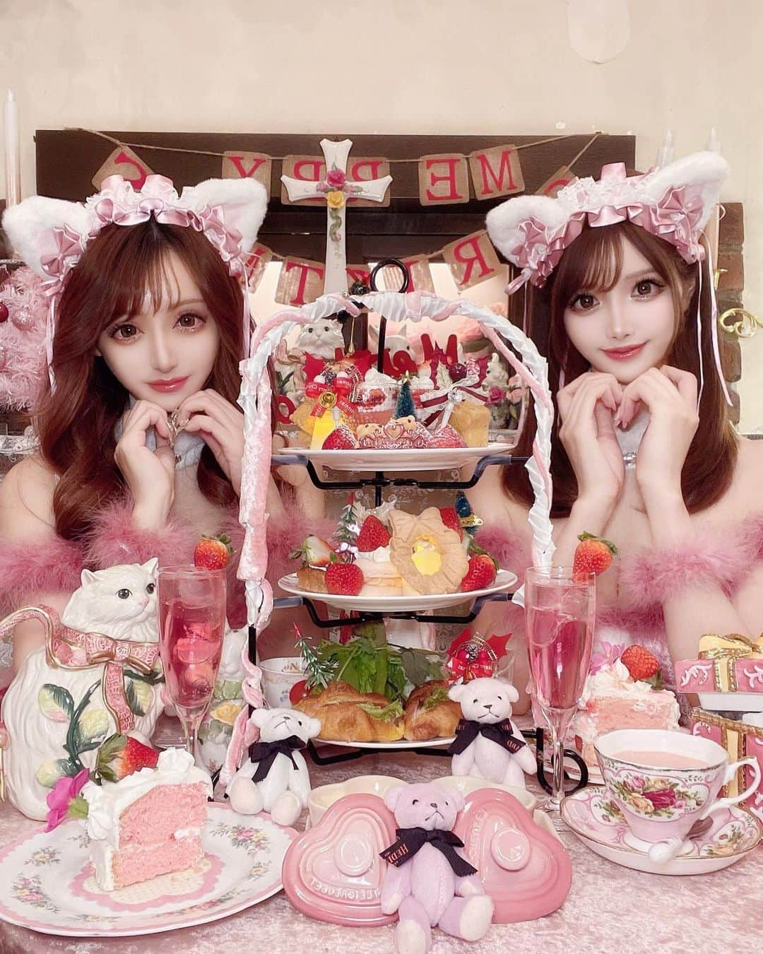 桜井莉菜さんのインスタグラム写真 - (桜井莉菜Instagram)「のあちゃんとクリパしたよ💓 【 @cafe_acorite 】で今可愛過ぎるピンククリスマスアフタヌーンティーをやってるので行ってきたのんー💕【 @dress_sugar 】 【 @jewels_dress_official 】のサンタがピッタリ過ぎてヤバい😍💗 全てがピンクで最強過ぎた🫣💓 このサンタ、買ってくれた方々からも、形も色も可愛いし、周りに大好評だったってメッセージとかもたくさん貰っててめちゃ嬉しい💕 最強に派手可愛いサンタコスをしたい人にめちゃめちゃオススメ😍❣️ 今年はピンククリスマス✖️ピンクサンタが可愛過ぎる🥲💕 サンタコスも、お陰様で残り僅かになってきたので、素敵クリスマスを過ごしたい方は今すぐチェックして下さいね💗💗💗  #サンタ#サンタコス#ピンク#ピンクサンタ#ピンクサンタコス#ドレス#アフタヌーンティー#目白#アコリット#目白カフェ#目白アフタヌーンティー#クリスマスアフタヌーンティー#ピンクアフタヌーンティー#映え映えカフェ」12月22日 16時28分 - rina__sakurai