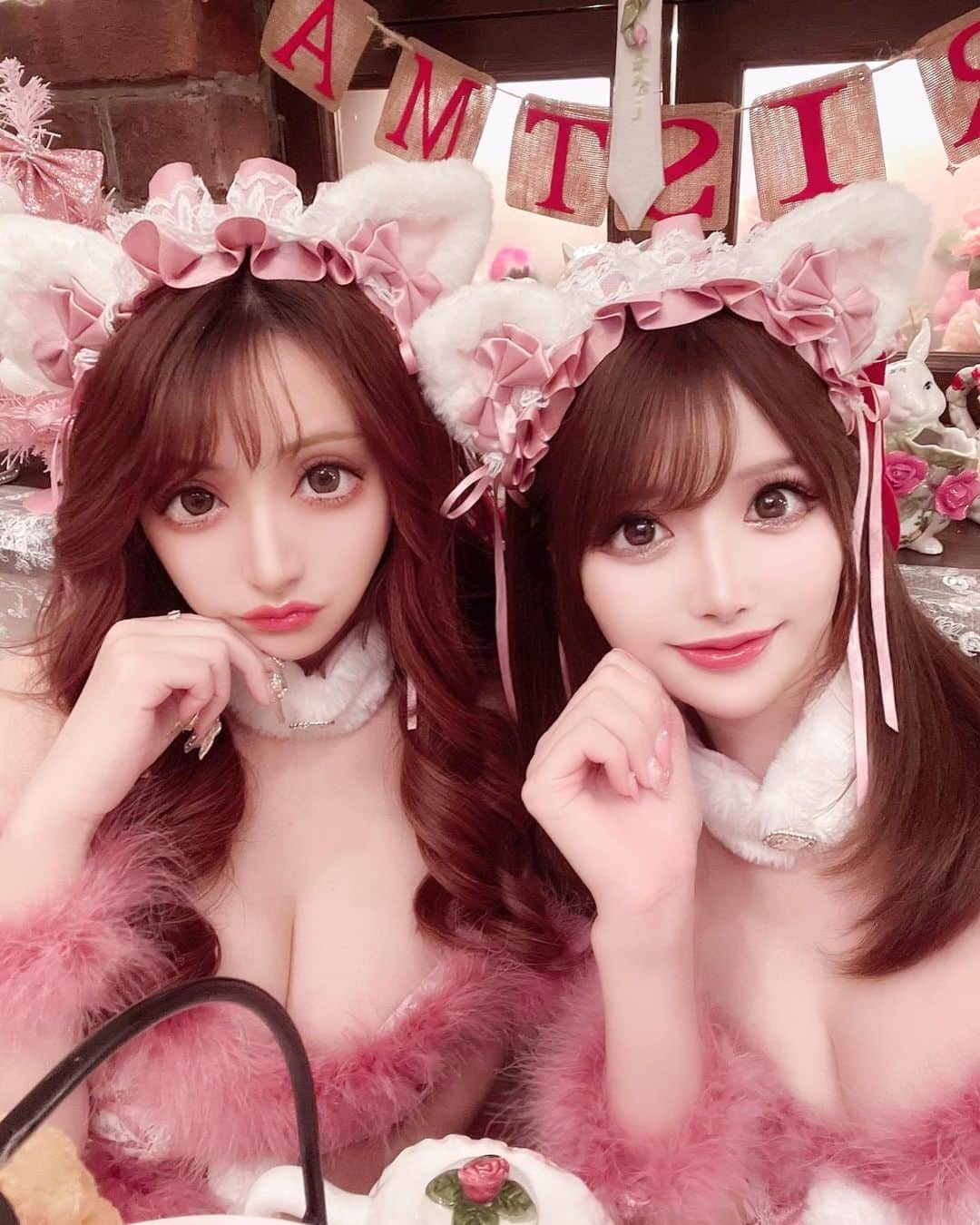 桜井莉菜さんのインスタグラム写真 - (桜井莉菜Instagram)「のあちゃんとクリパしたよ💓 【 @cafe_acorite 】で今可愛過ぎるピンククリスマスアフタヌーンティーをやってるので行ってきたのんー💕【 @dress_sugar 】 【 @jewels_dress_official 】のサンタがピッタリ過ぎてヤバい😍💗 全てがピンクで最強過ぎた🫣💓 このサンタ、買ってくれた方々からも、形も色も可愛いし、周りに大好評だったってメッセージとかもたくさん貰っててめちゃ嬉しい💕 最強に派手可愛いサンタコスをしたい人にめちゃめちゃオススメ😍❣️ 今年はピンククリスマス✖️ピンクサンタが可愛過ぎる🥲💕 サンタコスも、お陰様で残り僅かになってきたので、素敵クリスマスを過ごしたい方は今すぐチェックして下さいね💗💗💗  #サンタ#サンタコス#ピンク#ピンクサンタ#ピンクサンタコス#ドレス#アフタヌーンティー#目白#アコリット#目白カフェ#目白アフタヌーンティー#クリスマスアフタヌーンティー#ピンクアフタヌーンティー#映え映えカフェ」12月22日 16時28分 - rina__sakurai