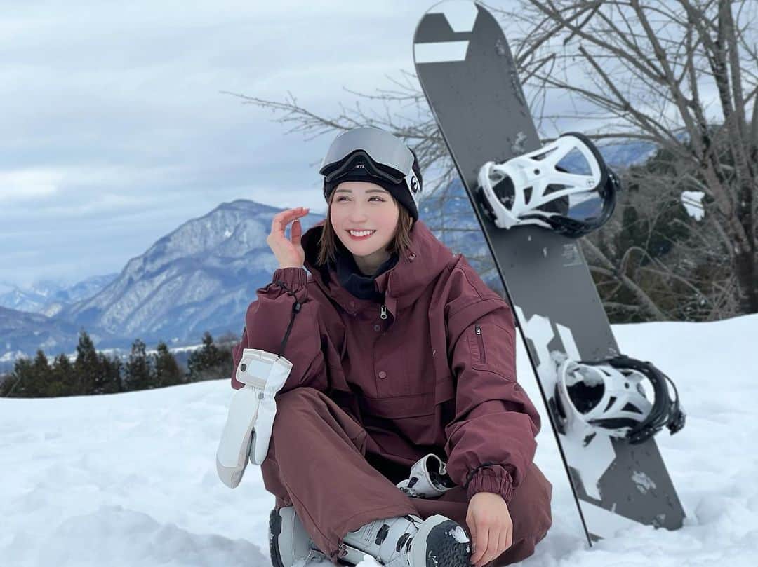 伊藤愛真さんのインスタグラム写真 - (伊藤愛真Instagram)「白馬〜🤍板おにゅー🥰 2日連続滑ってきた！最高に気持ちよかった！ . タイヤのチェーンとか1人で装着できるようになりたいなあ🥺 . 髪切ったのに声かけてくれた子とかいて嬉しかった🥲 . . #スノボ女子#スノボ#スノボコーデ#スノーボード#スノーボード女子#スノーボードウェア#スノボウェア#snowboardwear#snowboarding#snowboard#ootd#스노보드#스노보드복#스키복」12月22日 17時39分 - __emagram