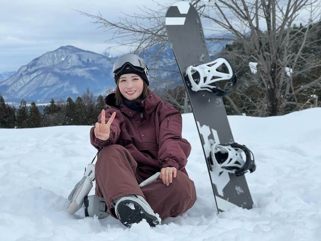 伊藤愛真さんのインスタグラム写真 - (伊藤愛真Instagram)「白馬〜🤍板おにゅー🥰 2日連続滑ってきた！最高に気持ちよかった！ . タイヤのチェーンとか1人で装着できるようになりたいなあ🥺 . 髪切ったのに声かけてくれた子とかいて嬉しかった🥲 . . #スノボ女子#スノボ#スノボコーデ#スノーボード#スノーボード女子#スノーボードウェア#スノボウェア#snowboardwear#snowboarding#snowboard#ootd#스노보드#스노보드복#스키복」12月22日 17時39分 - __emagram