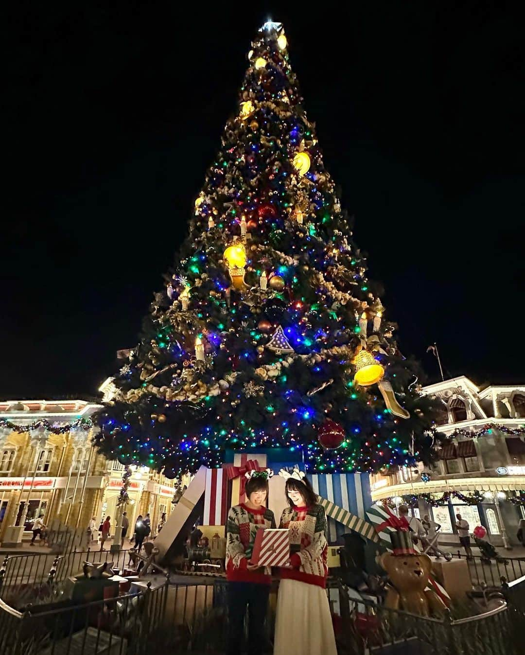 浅井麻里さんのインスタグラム写真 - (浅井麻里Instagram)「🎄WDW✨ベリーメリークリスマスパーティー🎄 ⁡ 浅井姉妹×WDW(フロリダディズニー)の とっても大きなクリスマスツリー💫🎄 ⁡ お揃いのクリスマスニット着て、 〝ミッキーのベリーメリークリスマスパーティー〟 (イベント)へ❤️🎅 ⁡ クリスマスツリーの下はカメキャスさんがいる フォトスポットになってて、 光るプレゼントボックスを持たせてくれるの✨ 中を覗き込んで、顔が輝くわくわく感💕🎁 ⁡ 〝ベリメリ〟は、パークチケットとはまた別の 特別チケットが必要になる、 人数限定のクリスマスイベント💫🎄🎅 ⁡ キャラグリがとっても豪華❣️ クッキーやココア無料でもらい放題❣️ ベリメリ限定のショーやパレードが最高すぎ❣️ めちゃくちゃ楽しかったから、 そのレポもしていきますー♬😋 ⁡ ⁡ #ウォルトディズニーワールド50周年 #ディズニーワールド #ウォルトディズニーワールド #フロリダディズニー #海外ディズニー #wdw #wdw50 #wdw50thanniversary #フロリダ #オーランド #ディズニーランドリゾート #マジックキングダム #ベリメリ #ディズニー旅行 #クリスマスディズニー #ディズニークリスマス #クリスマスイルミネーション  #クリスマスツリー #Christmasdisney #disneyChristmas #mickeysverymerrychristmasparty #verymerrychristmasparty #disneyworld #waltdisneyworld #wdwomari」12月22日 18時03分 - mari_asai_625