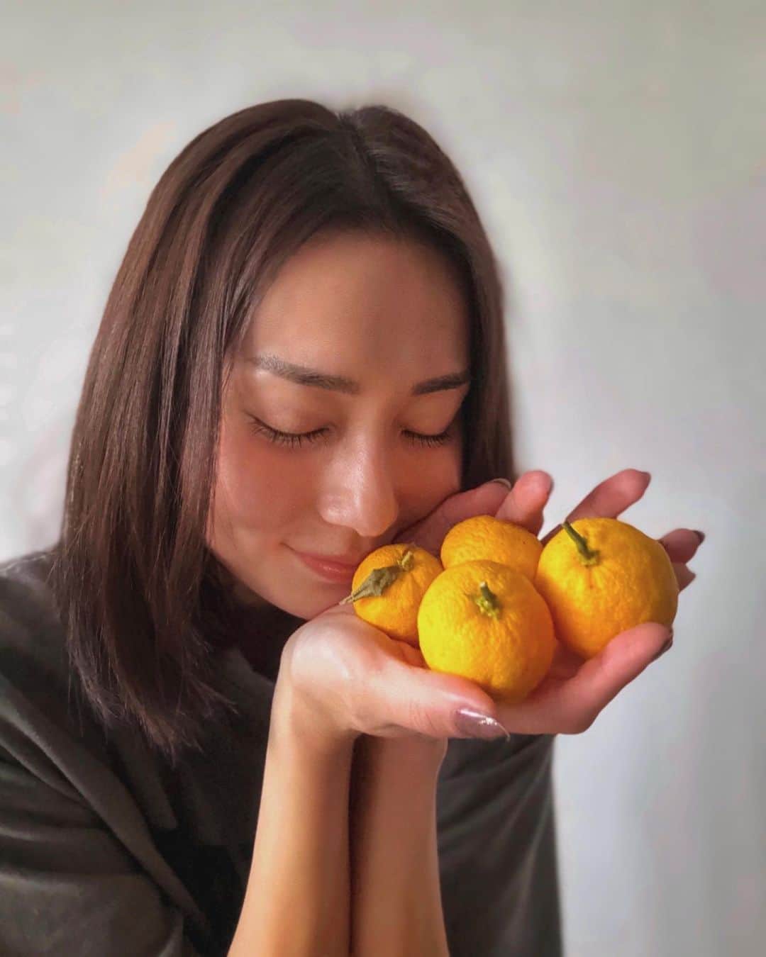 本間智恵さんのインスタグラム写真 - (本間智恵Instagram)「⁡ 萩野さん @shihoko_hagino が、実家のお庭で採れた花柚子をおすそわけしてくれました🫶いい香り〜 (いっしょの仕事があって久しぶりに会えたので、たくさんおしゃべりできました) ⁡ 冬至の今日は、かぼちゃを食べたり柚子湯であたたまったりして、みなさんご自愛くださいね…🙏 ⁡ #冬至 #柚子湯」12月22日 18時23分 - chiehonma
