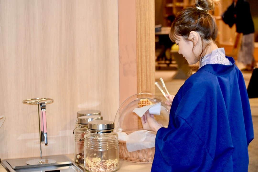日向カンナさんのインスタグラム写真 - (日向カンナInstagram)「ゆとりろ日光♨️ 念願の旅ロケへ✨✨✨  栃木県のいろは坂の山を越えた先に広がる中禅寺湖。 その目の前に、ゆるっとラフに自分だけのステイスタイルで過ごせる温泉。 YUTORELO NIKKO♨️  チェックインをしたら、ソフトドリンクもアルコールもなんと地酒も飲み放題🌼えぇぇ！  ワッフルやナッツ、ドライフルーツやチョコレートも食べ放題🌼わわ！  漫画や本も読み放題、カードゲームやホームパーティゲーム、卓球やハンモックも全てが自由に使えるんです 🌼  びっくりしました💦 温泉に行く際はコンビニで買いだめして行く派でしたが、買わなくてもばっちり！ （おつまみのイカ系や練り物、サラミとかは買っちゃったけど🤭）  1日中自分のペースで遊びながら、源泉掛け流しの温泉でゆっくりして、自然の景色で癒される。最高の時間でした☺️✨✨  日光に行きたくなったかな？ 私は日光に泊まるの初めてだったので、また秋頃に紅葉を見に温泉に行きたいなぁ〜っと思います🍁  素敵なお写真も沢山撮って頂き、旅の思い出たくさんです☺️✨✨ありがとうございます。  温泉カンナスタイル、どうかな♨️？ 浴衣にお団子ヘアは、永遠の憧れです🙌🏻  #ゆとりろ日光 #日光観光 #日光 #栃木観光 #旅インフルエンサー #旅好き #温泉女子 #温泉 #旅遊 #旅女 #pr #温泉旅館 #おすすめ  #japanease  #japaneasegirl #Japaneseculture #likeforlike #love #カメラ女子 #モデル #モデル募集 #大人可愛い #大人女子 #followme #instagood #タビジョ #japan #笑顔が一番 #一眼レフ #旅を仕事に」12月22日 21時41分 - kanna_hinata