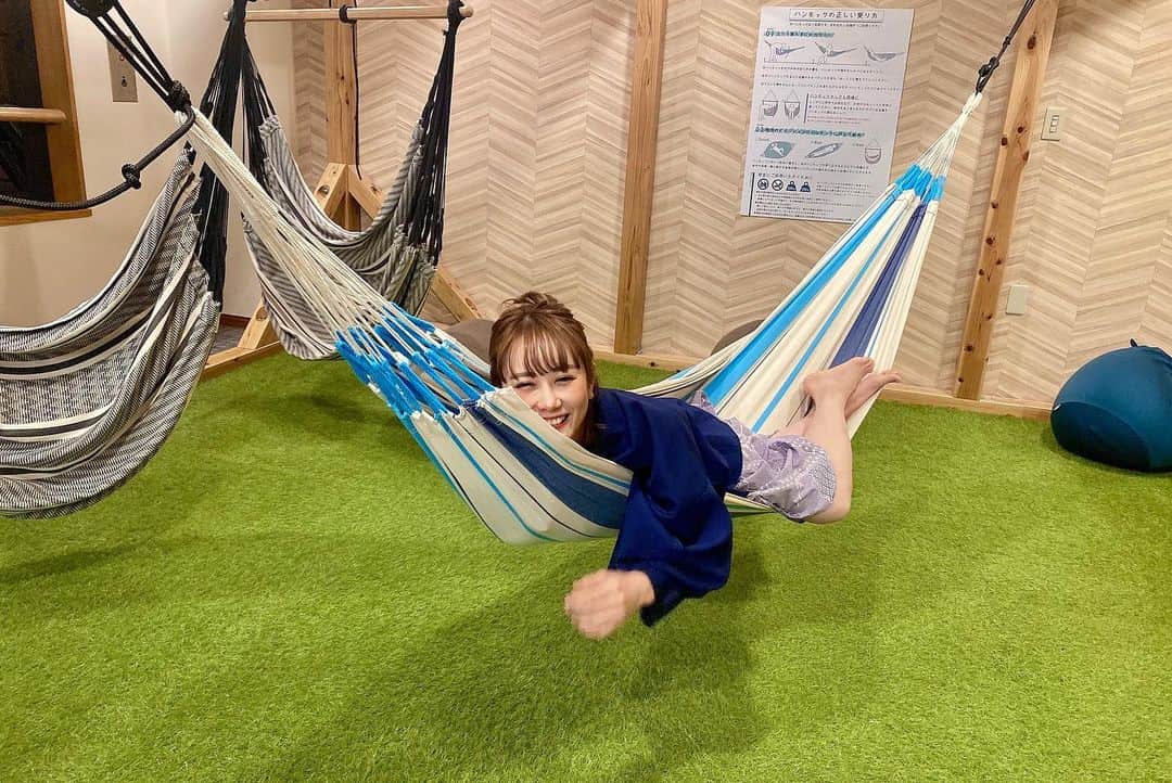 日向カンナさんのインスタグラム写真 - (日向カンナInstagram)「ゆとりろ日光♨️ 念願の旅ロケへ✨✨✨  栃木県のいろは坂の山を越えた先に広がる中禅寺湖。 その目の前に、ゆるっとラフに自分だけのステイスタイルで過ごせる温泉。 YUTORELO NIKKO♨️  チェックインをしたら、ソフトドリンクもアルコールもなんと地酒も飲み放題🌼えぇぇ！  ワッフルやナッツ、ドライフルーツやチョコレートも食べ放題🌼わわ！  漫画や本も読み放題、カードゲームやホームパーティゲーム、卓球やハンモックも全てが自由に使えるんです 🌼  びっくりしました💦 温泉に行く際はコンビニで買いだめして行く派でしたが、買わなくてもばっちり！ （おつまみのイカ系や練り物、サラミとかは買っちゃったけど🤭）  1日中自分のペースで遊びながら、源泉掛け流しの温泉でゆっくりして、自然の景色で癒される。最高の時間でした☺️✨✨  日光に行きたくなったかな？ 私は日光に泊まるの初めてだったので、また秋頃に紅葉を見に温泉に行きたいなぁ〜っと思います🍁  素敵なお写真も沢山撮って頂き、旅の思い出たくさんです☺️✨✨ありがとうございます。  温泉カンナスタイル、どうかな♨️？ 浴衣にお団子ヘアは、永遠の憧れです🙌🏻  #ゆとりろ日光 #日光観光 #日光 #栃木観光 #旅インフルエンサー #旅好き #温泉女子 #温泉 #旅遊 #旅女 #pr #温泉旅館 #おすすめ  #japanease  #japaneasegirl #Japaneseculture #likeforlike #love #カメラ女子 #モデル #モデル募集 #大人可愛い #大人女子 #followme #instagood #タビジョ #japan #笑顔が一番 #一眼レフ #旅を仕事に」12月22日 21時41分 - kanna_hinata