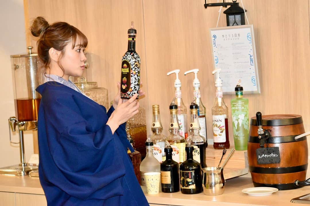 日向カンナさんのインスタグラム写真 - (日向カンナInstagram)「ゆとりろ日光♨️ 念願の旅ロケへ✨✨✨  栃木県のいろは坂の山を越えた先に広がる中禅寺湖。 その目の前に、ゆるっとラフに自分だけのステイスタイルで過ごせる温泉。 YUTORELO NIKKO♨️  チェックインをしたら、ソフトドリンクもアルコールもなんと地酒も飲み放題🌼えぇぇ！  ワッフルやナッツ、ドライフルーツやチョコレートも食べ放題🌼わわ！  漫画や本も読み放題、カードゲームやホームパーティゲーム、卓球やハンモックも全てが自由に使えるんです 🌼  びっくりしました💦 温泉に行く際はコンビニで買いだめして行く派でしたが、買わなくてもばっちり！ （おつまみのイカ系や練り物、サラミとかは買っちゃったけど🤭）  1日中自分のペースで遊びながら、源泉掛け流しの温泉でゆっくりして、自然の景色で癒される。最高の時間でした☺️✨✨  日光に行きたくなったかな？ 私は日光に泊まるの初めてだったので、また秋頃に紅葉を見に温泉に行きたいなぁ〜っと思います🍁  素敵なお写真も沢山撮って頂き、旅の思い出たくさんです☺️✨✨ありがとうございます。  温泉カンナスタイル、どうかな♨️？ 浴衣にお団子ヘアは、永遠の憧れです🙌🏻  #ゆとりろ日光 #日光観光 #日光 #栃木観光 #旅インフルエンサー #旅好き #温泉女子 #温泉 #旅遊 #旅女 #pr #温泉旅館 #おすすめ  #japanease  #japaneasegirl #Japaneseculture #likeforlike #love #カメラ女子 #モデル #モデル募集 #大人可愛い #大人女子 #followme #instagood #タビジョ #japan #笑顔が一番 #一眼レフ #旅を仕事に」12月22日 21時41分 - kanna_hinata
