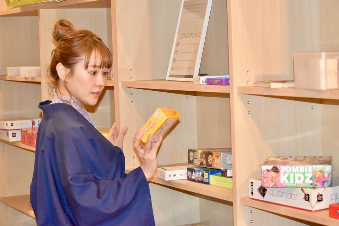 日向カンナさんのインスタグラム写真 - (日向カンナInstagram)「ゆとりろ日光♨️ 念願の旅ロケへ✨✨✨  栃木県のいろは坂の山を越えた先に広がる中禅寺湖。 その目の前に、ゆるっとラフに自分だけのステイスタイルで過ごせる温泉。 YUTORELO NIKKO♨️  チェックインをしたら、ソフトドリンクもアルコールもなんと地酒も飲み放題🌼えぇぇ！  ワッフルやナッツ、ドライフルーツやチョコレートも食べ放題🌼わわ！  漫画や本も読み放題、カードゲームやホームパーティゲーム、卓球やハンモックも全てが自由に使えるんです 🌼  びっくりしました💦 温泉に行く際はコンビニで買いだめして行く派でしたが、買わなくてもばっちり！ （おつまみのイカ系や練り物、サラミとかは買っちゃったけど🤭）  1日中自分のペースで遊びながら、源泉掛け流しの温泉でゆっくりして、自然の景色で癒される。最高の時間でした☺️✨✨  日光に行きたくなったかな？ 私は日光に泊まるの初めてだったので、また秋頃に紅葉を見に温泉に行きたいなぁ〜っと思います🍁  素敵なお写真も沢山撮って頂き、旅の思い出たくさんです☺️✨✨ありがとうございます。  温泉カンナスタイル、どうかな♨️？ 浴衣にお団子ヘアは、永遠の憧れです🙌🏻  #ゆとりろ日光 #日光観光 #日光 #栃木観光 #旅インフルエンサー #旅好き #温泉女子 #温泉 #旅遊 #旅女 #pr #温泉旅館 #おすすめ  #japanease  #japaneasegirl #Japaneseculture #likeforlike #love #カメラ女子 #モデル #モデル募集 #大人可愛い #大人女子 #followme #instagood #タビジョ #japan #笑顔が一番 #一眼レフ #旅を仕事に」12月22日 21時41分 - kanna_hinata
