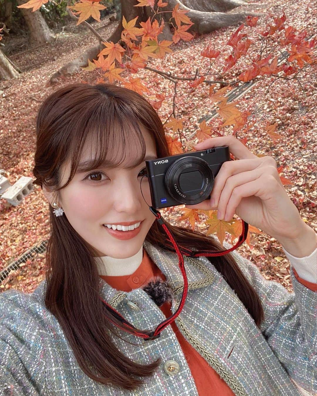 山下七子さんのインスタグラム写真 - (山下七子Instagram)「とあるロケでカメラ七子になりました📷🍁✨ 鮮やかな紅葉が可愛い〜〜🍁🍁 角度などで全然違う雰囲気の写真になるから楽しくて ずっとパシャパシャしてました🤳  #福岡県#紅葉#カメラ女子 #お出掛けコーデ#ハーフアップ#オレンジメイク #秋コーデ#秋冬コーデ」12月22日 21時59分 - yamashita_nanako