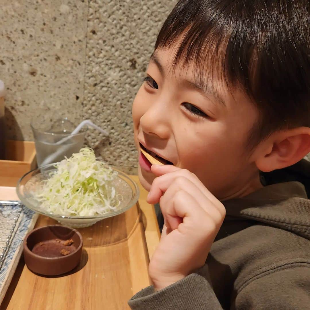 ピーターさんのインスタグラム写真 - (ピーターInstagram)「今夜は、逗子で豚カツディナー🌃🍴  ここの豚カツは低温調理で、ものすごく柔らかで、最高♥️❗  ボーイフレンドの陽葵君、ママのマキちゃんと佐野さんちのチエちゃんと４人‼️  ヒレ、ロース、海老フライ、帆立フライ、牡蠣フライ‼️もう、お腹パンパンでした(笑)  メリークリスマス&ハッピーニューイヤー♥️  　　　　　　慎之介拝  #ピーター #池畑慎之介 #ボーイフレンド #陽葵君 #豚カツ #低温調理 #逗子 #ご近所さん」12月22日 23時08分 - oziba1952