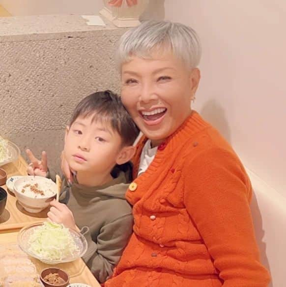 ピーターさんのインスタグラム写真 - (ピーターInstagram)「今夜は、逗子で豚カツディナー🌃🍴  ここの豚カツは低温調理で、ものすごく柔らかで、最高♥️❗  ボーイフレンドの陽葵君、ママのマキちゃんと佐野さんちのチエちゃんと４人‼️  ヒレ、ロース、海老フライ、帆立フライ、牡蠣フライ‼️もう、お腹パンパンでした(笑)  メリークリスマス&ハッピーニューイヤー♥️  　　　　　　慎之介拝  #ピーター #池畑慎之介 #ボーイフレンド #陽葵君 #豚カツ #低温調理 #逗子 #ご近所さん」12月22日 23時08分 - oziba1952