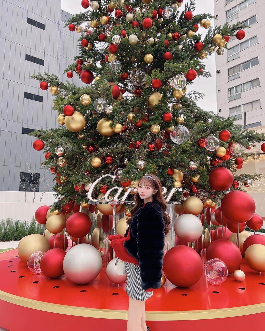 あやちゃんさんのインスタグラム写真 - (あやちゃんInstagram)「今日から毎日クリスマス投稿します❤️🎄 Cartierのクリスマスツリー綺麗だった❤️❤️❤️ コーデは2枚目に載せたよ♡ アウターは新作だよー　@avectoi_official_ 🖤手触りめちゃくちゃ良くて鬼かわいいの🥺 #grl のニット当たりすぎた❤️ 丈感も好き♡  #カルティエ #cartiertree  #カルティエツリー #表参道カフェ #表参道 #表参道イルミネーション #表参道デート #クリスマスツリー #クリスマスマーケット #クリスマスコーデ #赤ニット #グレイル #赤コーデ #カチューシャヘア #クリスマスイルミネーション」12月22日 23時39分 - aya.you.love.r