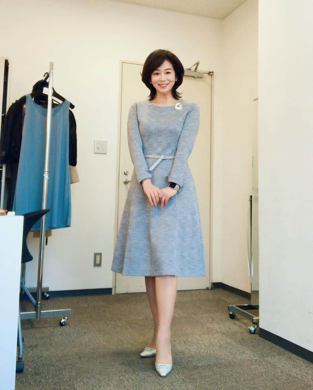 伊藤聡子さんのインスタグラム写真 - (伊藤聡子Instagram)「先週のアップの衣装はHANAE MORI ALMA EN ROSE のブルーのチェックのワンピースでした😊 差し入れに大きなペストリーをいただきましたっ💕 富士さま頂上付近は風が強そう…🌀雪が吹き飛ばされてます。 皆さま、寒波＆雪に気をつけて下さいね✊️ #メーテレアップ#アルマアンローズ#富士山#伊藤聡子」12月23日 9時22分 - satokoito73