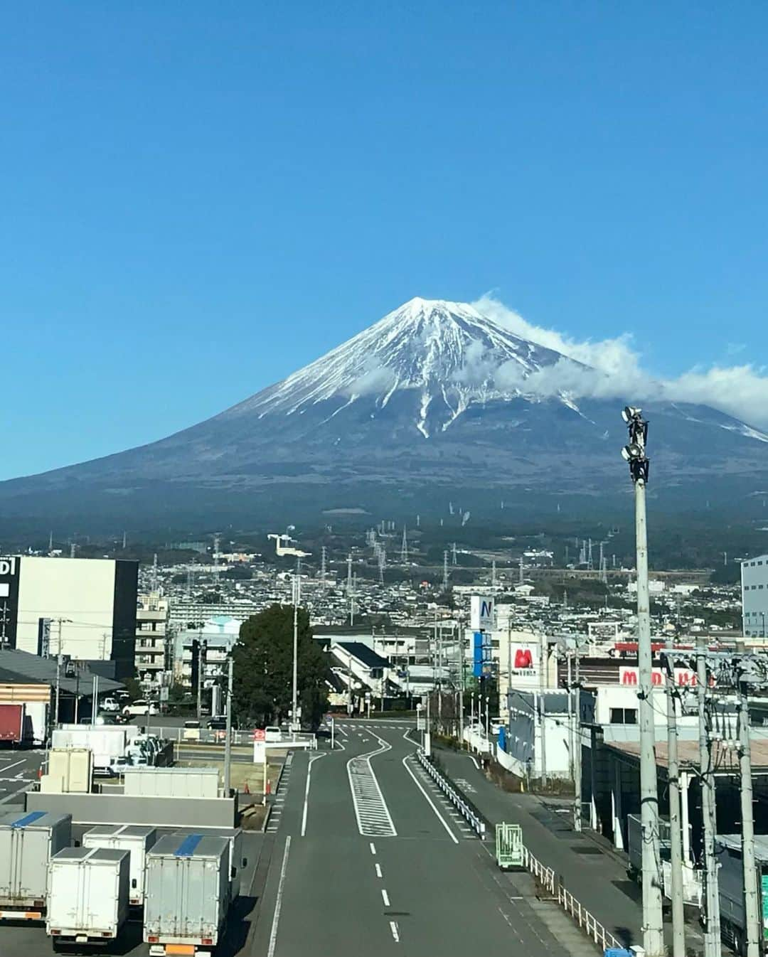 伊藤聡子さんのインスタグラム写真 - (伊藤聡子Instagram)「先週のアップの衣装はHANAE MORI ALMA EN ROSE のブルーのチェックのワンピースでした😊 差し入れに大きなペストリーをいただきましたっ💕 富士さま頂上付近は風が強そう…🌀雪が吹き飛ばされてます。 皆さま、寒波＆雪に気をつけて下さいね✊️ #メーテレアップ#アルマアンローズ#富士山#伊藤聡子」12月23日 9時22分 - satokoito73