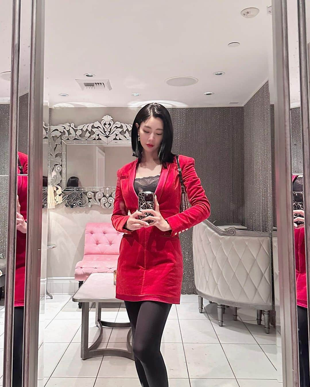 クララさんのインスタグラム写真 - (クララInstagram)「Fun Night with Live Jazz Music 🎶  #actressclara #chanel #prada #balmain #fashion #fashionjewelry #ootd #ootdfashion #red #reddress #christmas #christmasdress #크리스마스 #크리스마스룩 #연말룩 #연말」12月23日 9時54分 - actressclara