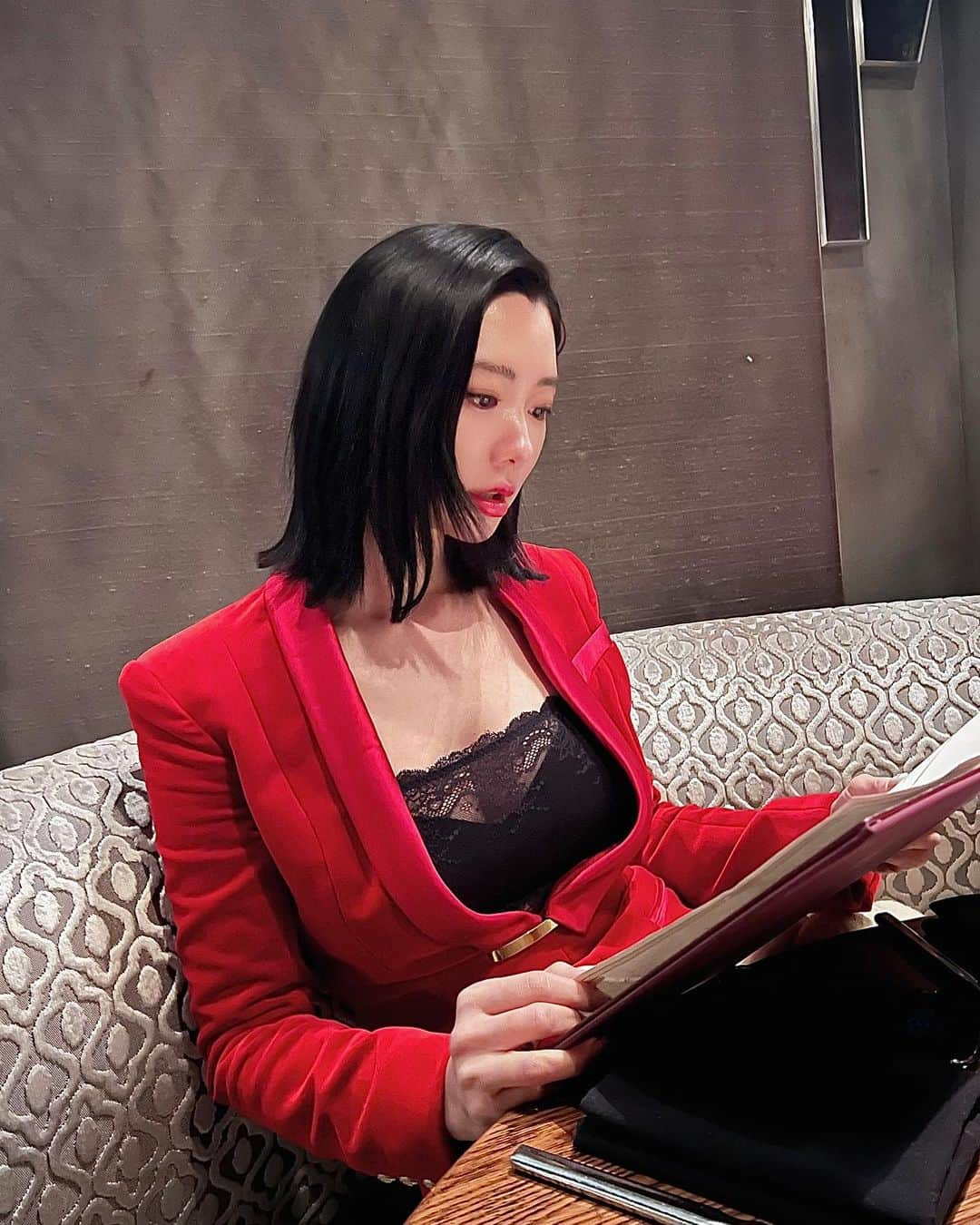 クララさんのインスタグラム写真 - (クララInstagram)「Fun Night with Live Jazz Music 🎶  #actressclara #chanel #prada #balmain #fashion #fashionjewelry #ootd #ootdfashion #red #reddress #christmas #christmasdress #크리스마스 #크리스마스룩 #연말룩 #연말」12月23日 9時54分 - actressclara